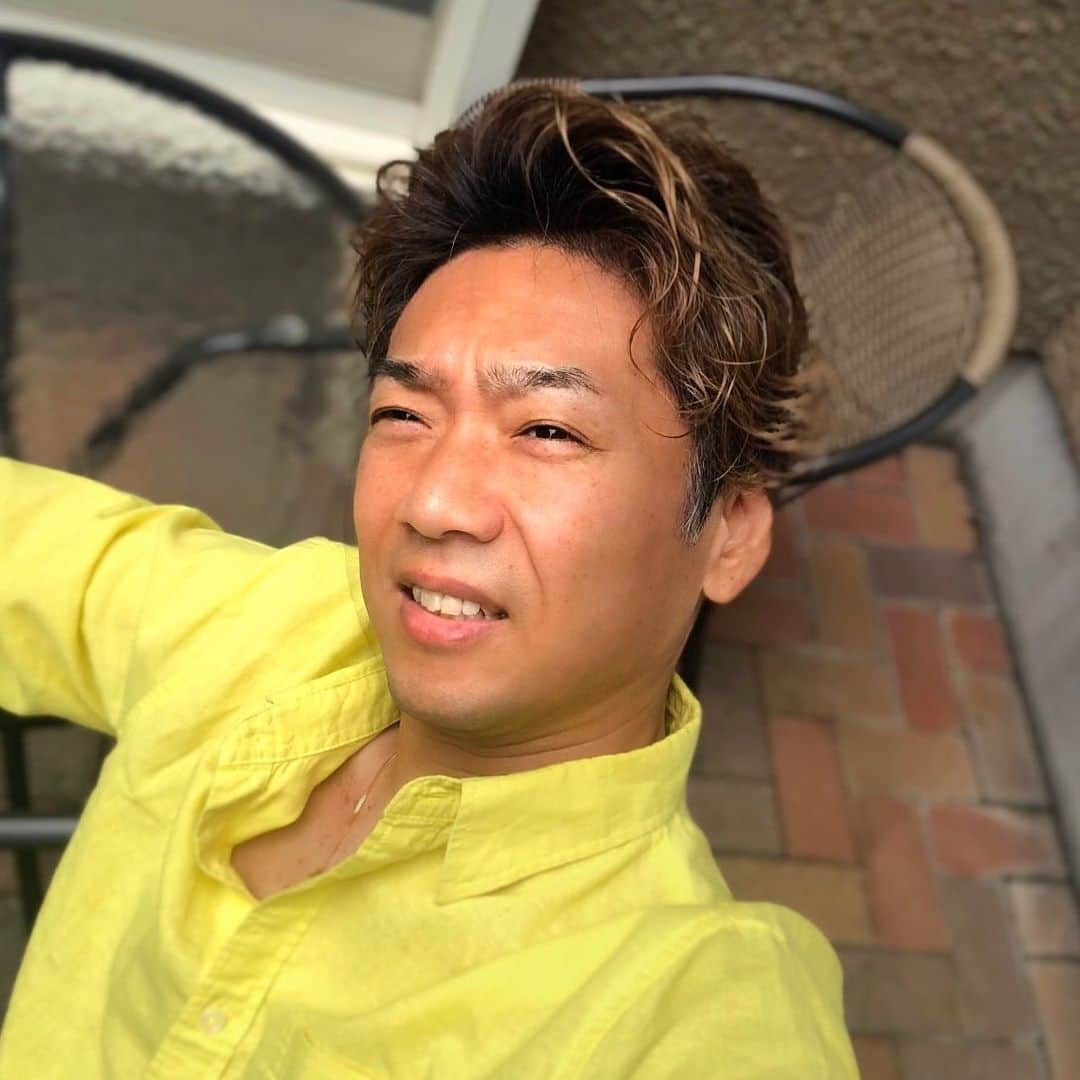 嘉島典俊のインスタグラム：「久しぶりのお日様 仕事キャンセルで 暇だからテラスでコーヒー #嘉島典俊公式youtubeチャンネル #YouTubeアップ#人間階段#17歳#生き延びる」