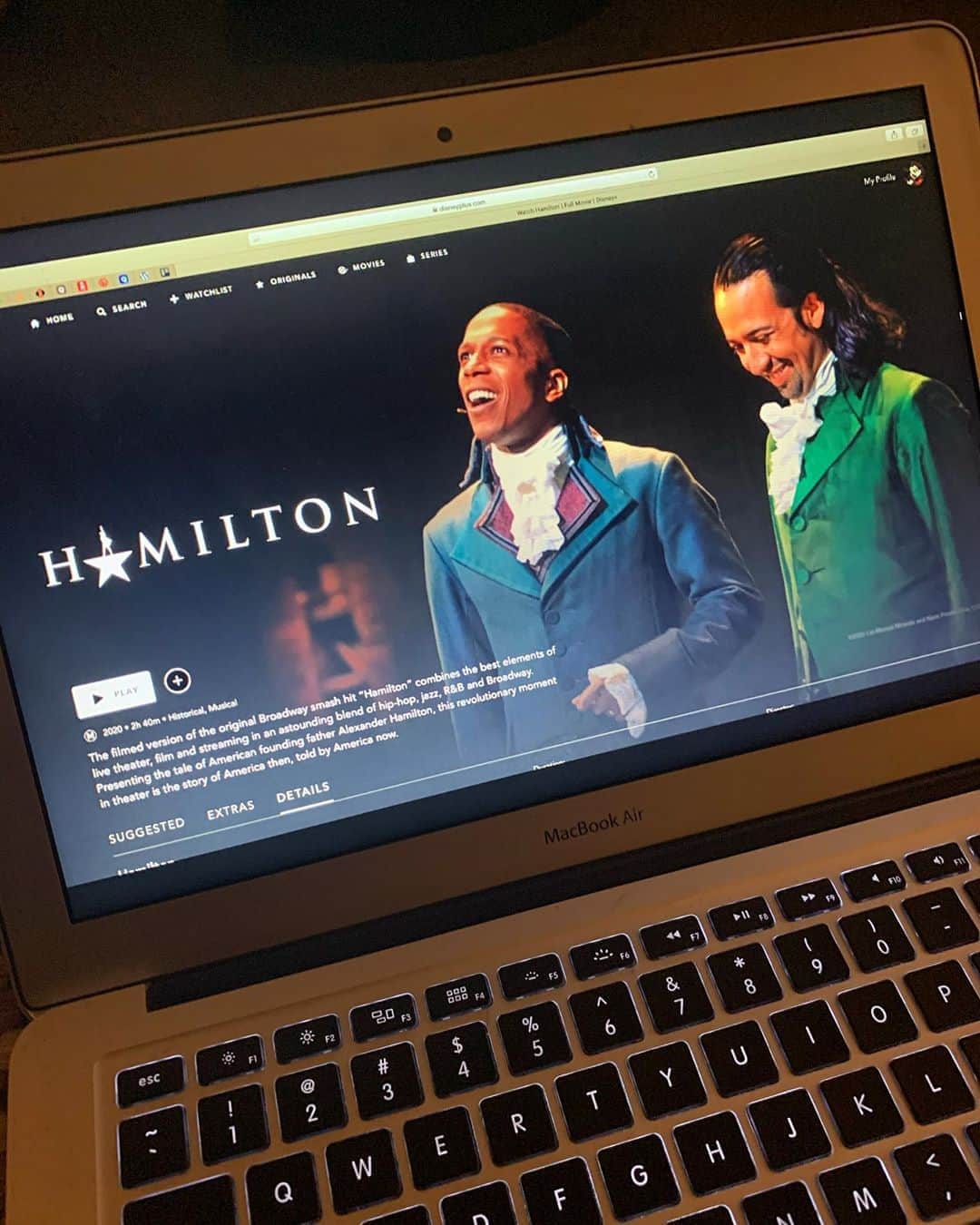 マデリン・グローヴスのインスタグラム：「Even though I sort of hate musicals, me and Tom watched this on the weekend and ever since every 15 minutes I’m like, ANGELICAAA, ELIIIZAAAAAA. Please tell me I’m not alone. #big #Hamilton #nerd」
