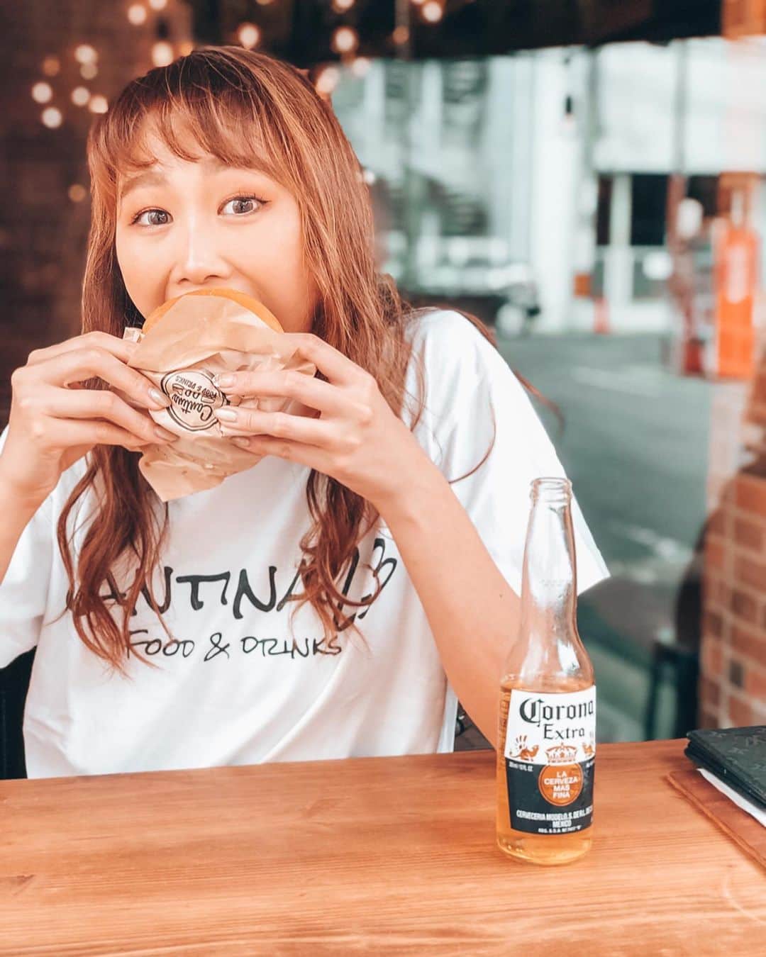 真部理子さんのインスタグラム写真 - (真部理子Instagram)「𝟳/𝟮𝟬 🍔&👚﻿ 今日はハンバーガーと𝗧シャツの日﻿ 知ってた？？﻿ ﻿ じゃけん、朝からずーっと﻿ この𝟮つの事を考えておりました👩🏽💭笑﻿ ﻿ ﻿ 大好き @cantina23 で𝗖𝗮𝗻𝘁𝗶𝗻𝗮𝟮𝟯 𝗧シャツを着て﻿ ハンバーガーが食べれるなんて❤️❤️❤️﻿ あー実行できて幸せであります！！！﻿ ﻿ ﻿ ﻿ #ハンバーガーの日 #tシャツの日 #キャンティーナ #広島ハンバーガー #広島カフェ」7月20日 18時02分 - riko_manabe