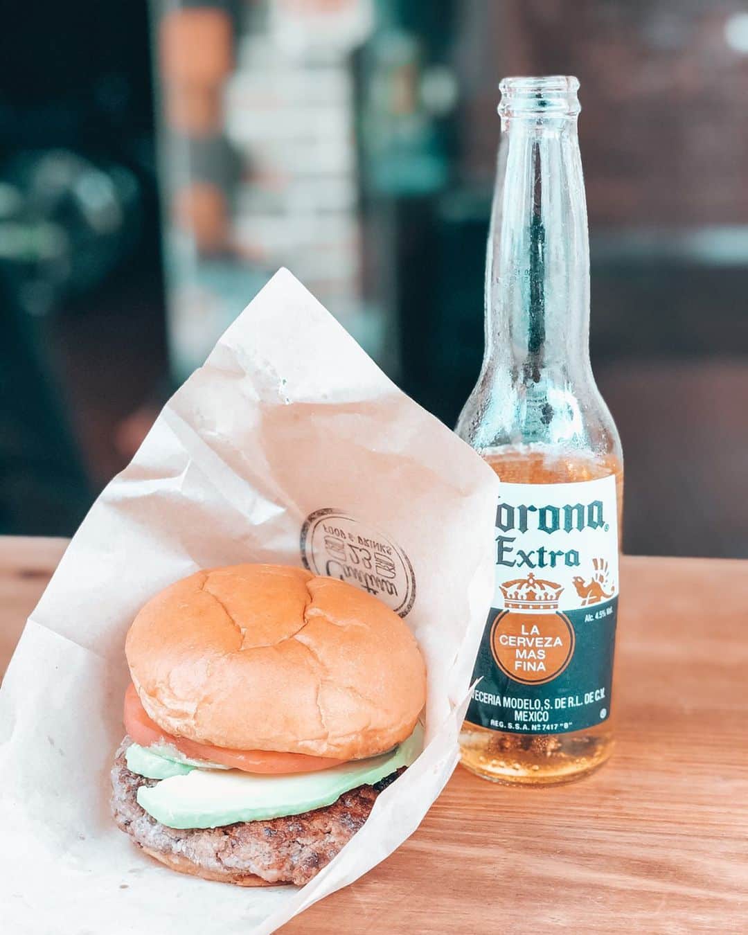 真部理子さんのインスタグラム写真 - (真部理子Instagram)「𝟳/𝟮𝟬 🍔&👚﻿ 今日はハンバーガーと𝗧シャツの日﻿ 知ってた？？﻿ ﻿ じゃけん、朝からずーっと﻿ この𝟮つの事を考えておりました👩🏽💭笑﻿ ﻿ ﻿ 大好き @cantina23 で𝗖𝗮𝗻𝘁𝗶𝗻𝗮𝟮𝟯 𝗧シャツを着て﻿ ハンバーガーが食べれるなんて❤️❤️❤️﻿ あー実行できて幸せであります！！！﻿ ﻿ ﻿ ﻿ #ハンバーガーの日 #tシャツの日 #キャンティーナ #広島ハンバーガー #広島カフェ」7月20日 18時02分 - riko_manabe