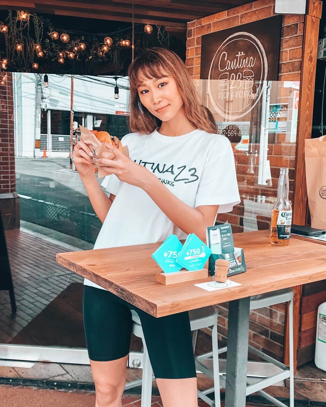 真部理子さんのインスタグラム写真 - (真部理子Instagram)「𝟳/𝟮𝟬 🍔&👚﻿ 今日はハンバーガーと𝗧シャツの日﻿ 知ってた？？﻿ ﻿ じゃけん、朝からずーっと﻿ この𝟮つの事を考えておりました👩🏽💭笑﻿ ﻿ ﻿ 大好き @cantina23 で𝗖𝗮𝗻𝘁𝗶𝗻𝗮𝟮𝟯 𝗧シャツを着て﻿ ハンバーガーが食べれるなんて❤️❤️❤️﻿ あー実行できて幸せであります！！！﻿ ﻿ ﻿ ﻿ #ハンバーガーの日 #tシャツの日 #キャンティーナ #広島ハンバーガー #広島カフェ」7月20日 18時02分 - riko_manabe