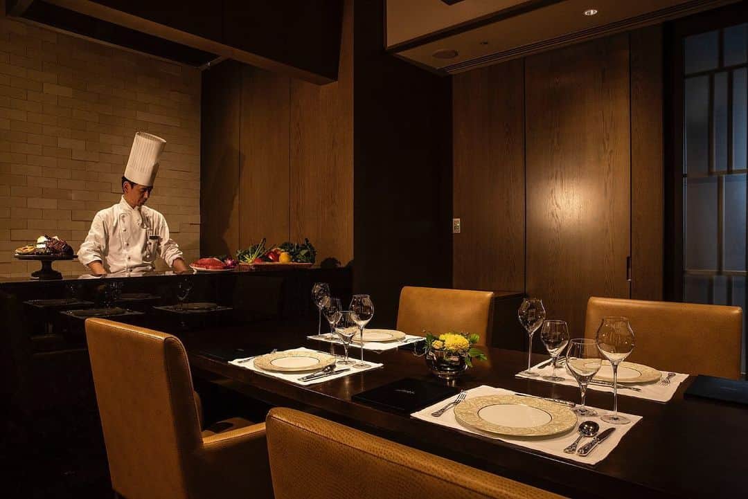ホテルオークラ東京 Hotel Okura Tokyoさんのインスタグラム写真 - (ホテルオークラ東京 Hotel Okura TokyoInstagram)「お好みのままに Chef serves your table exclusively.  #シェフズテーブル #個室 #バーラウンジ #スターライト #オークラプレステージタワー #41階 #プロフィールからどうぞ↑ #theokuratokyo #オークラ #ホテル #chefstable #privateroom #barlounge #starlight #okuraprestigetower #41F #okura #hotel #lhw #leadinghotelsoftheworld #lhwtraveler」7月20日 18時02分 - theokuratokyo