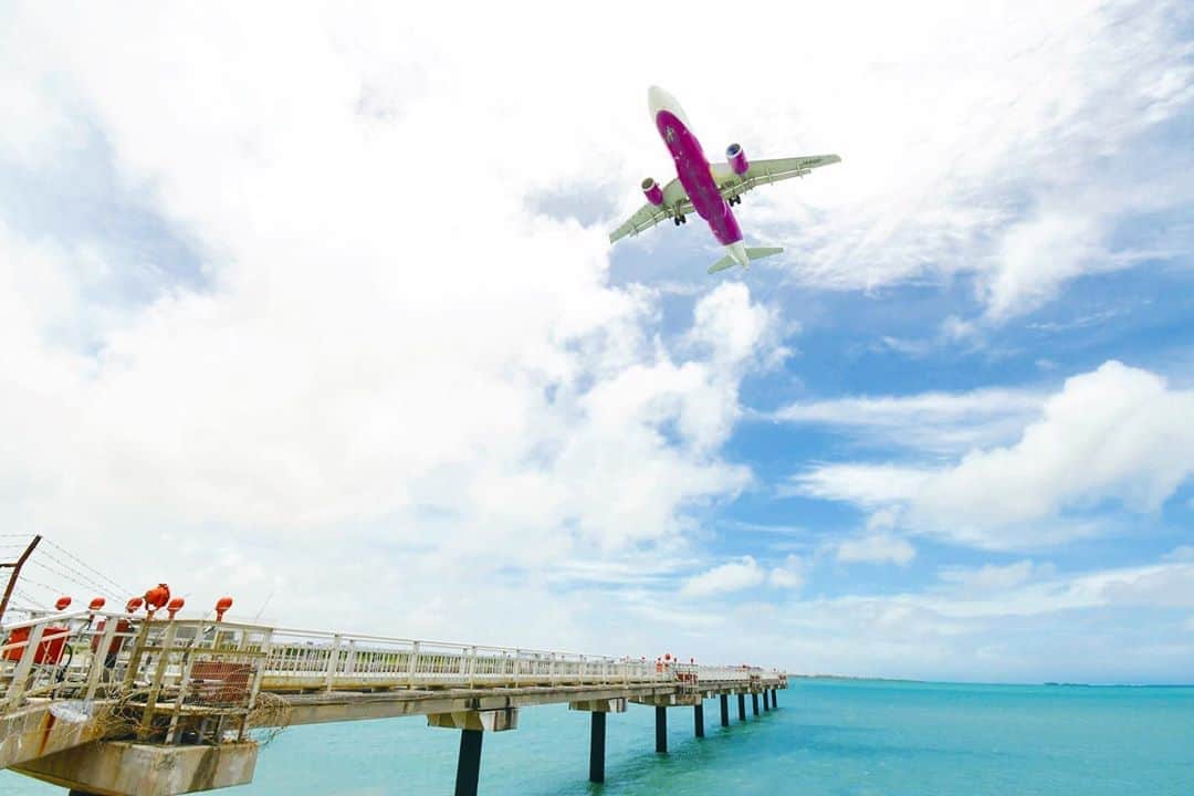 ピーチ・アビエーションさんのインスタグラム写真 - (ピーチ・アビエーションInstagram)「いよいよ夏本番🌞 . 海の上を飛ぶ機体がとっても気持ちよさそう✈️ . 那覇空港に着いたら、すぐにアイスクリームを食べたくなりますね🍧 みなさまの好きなフレーバーは何ですか？ . 沖縄の透き通った青い空に、Peachカラーの機体が映えるベストショット📷 . . . . . . . . . . . . . . . . . . . . . . . . . . . . . . . . . . . . . Peachベストショットコンテスト2019 入賞 ▶Photo by @eisei__skygram　OOKINI!! . . . . . . . . . . . . . . . . . . . . . . . . . . . . . . . . . . . . #Peachと海 #空がきれいですね #fly_peach #樂桃航空 #Peachベストショット2019 #peachaviation #飛行機 #飛行機写真 #airplane #LCC　#那覇空港」7月20日 17時54分 - flypeach