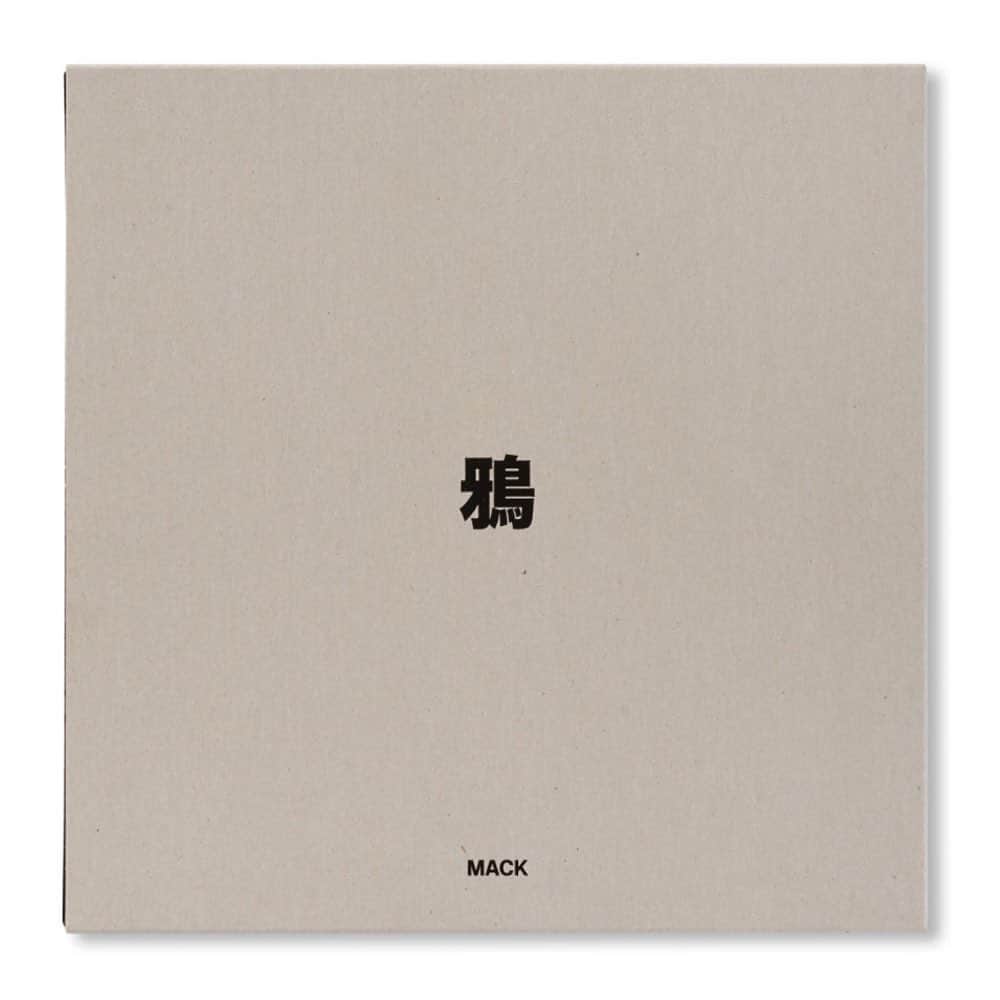 Sisterさんのインスタグラム写真 - (SisterInstagram)「-PICK UP BOOKS-﻿   鴉 / RAVENS by Masahisa Fukase ¥11,500 (+tax)  日本人写真家、深瀬昌久の作品集。写真という媒体の歴史の中で最も重要な写真集の一つとしていつの時代にも高く評価されてきた写真家・深瀬昌久の『 鴉』は、1986年に初版が刊行され、その後、2度復刻されているが、いずれも限定部数での発行だったこともあり、直ちに完売となっている。今回の復刻版では、初版のレイアウトやデザインを踏襲しつつ、新たに深瀬昌久アーカイブスのトモ・コスガによるテキストを収録。近年、トモ・コスガによって発見された深瀬の未発表作品やドローイングを多数引用しながら、知られざる深瀬昌久の作品と人生の交差を読み解く。記憶に残る名作である本シリーズは、深瀬が妻との別離を起因とした悲しみに暮れながら故郷に向かった旅を出発点とし、1976年から1986年にかけて撮影された。北海道の海岸沿いの景色を背景に、深瀬はどこか寂寥の気配を漂わせる鴉の群れを幽玄な写真に収めている。  深瀬昌久の作品『鴉』は、オリジナル版写真集の発刊から三十余年が経った現在、写真史における決定的な作品群のひとつに数えられると同時に、写真集の分野においても最高峰と評されている。しかし賞賛の数々と時の経過によって覆い隠され、置き去りになっていることがある。それは、深瀬がなぜ鴉というモチーフに執着したのか、という根本的な疑問を説明づける興味深い事実の断片だ。この鴉というモチーフは、彼が生涯を通して耐え続けた実存的苦悩と寂寥を反映したものであるというだけでなく、芸術の名の下において鴉に自身を重ね合わせることで寂寥を増幅させ、果てには狂気に満ちた芸術的表現へと陥らせるものであった。1992年、深瀬は行きつけのバーの階段から転落する。この後遺症によって自らの意識を彷徨わせることとなり、医学的に見ても孤立した状態を以後二十年間にわたって続けた。深瀬は自らが手にしたカメラによって囚われた一羽の鴉となり、その最も代表的な写真集の表紙に宿ることで不滅の存在となったのだ。- トモ・コスガ（収録エッセイ「孤独の叫び」より抜粋）  published by MACK  #twelvebooks #artbooks #books #sister_tokyo #ravens #鴉 #fukasemasahisa #深瀬昌久」7月20日 17時58分 - sister_tokyo