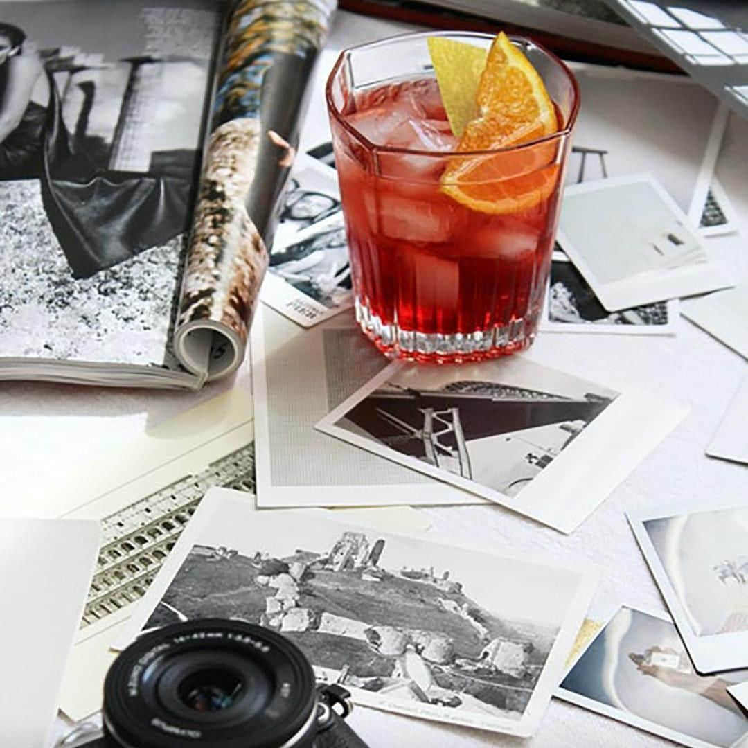 Campari Japanさんのインスタグラム写真 - (Campari JapanInstagram)「フォトグラファーのミラーグレイは、モノクロ写真と情熱の赤が輝く #アメリカーノ にインスパイアされて、彼のクリエイティブな情熱をこの一枚の作品に表現しました。　　　　　　　　　　　　　 ⁠ ⁠」7月20日 18時00分 - camparijapan