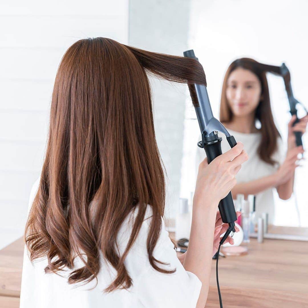 TESCOM テスコムのインスタグラム：「＼熱が均一にムラなく伝わるから、仕上がりに差✨／ . プロ仕様の高性能＆速熱ヒーターを搭載し、髪へのダメージを最小限に抑えてなりたいスタイルを叶えてくれる【プロフェッショナルプロテクトイオンヘアーアイロンNIM3000】 . 美容室で使用されている業務用のモデルと同じ速熱ヒータを採用し、軽量・速熱・バレル温度の均一性を実現。 熱が均一にムラなく伝わるので驚くほど仕上がりに差がつきます。 . 根元から毛先まで艶やかなカールに。 女性だけでなく、男性にも人気の #nobbybytescom 是非チェックしてみてください♪ - - - - - - - - - - - - - - - - - - - - - - - - - ●商品名：プロフェッショナル プロテクトイオン ヘアーアイロン ●品番　：NIM3000 ●カラー：ブラック - - - - - - - - - - - - - - - - - - - - - - - - - @tescom_beauty  . Nobbyに関する情報は@tescom_pro  キッチン家電に関する情報は@tescom_kitchen  にてご紹介中！ . 毎日使うヘアアイテムは #テスコム または #TESCOM で検索してみて下さいね♡ テスコムのInstagramでは、自分らしさを追求したあなたのキレイづくりに役立つ情報を毎週発信しています！ . . #美容　 #ヘアスタイル　 #女子力　 #ヘアセット　 #ヘアサロン　 #サロン　 #スタイリング　 #ヘアケア　 #巻き髪　 #美髪　 #ビューティー　 #美容好き　 #モテ髪　 #モノトーンインテリア　 #プロフェッショナル　 #美容女子　 #ヘアアイロン　 #美髪ケア　 #美容家電　 #モーニングルーティン　 #時短ヘア　 #カールアイロン　 #ヘアーアイロン　 #時短スタイリング　 #サロンクオリティ　 #nobbybytescom　 #ノビテス」