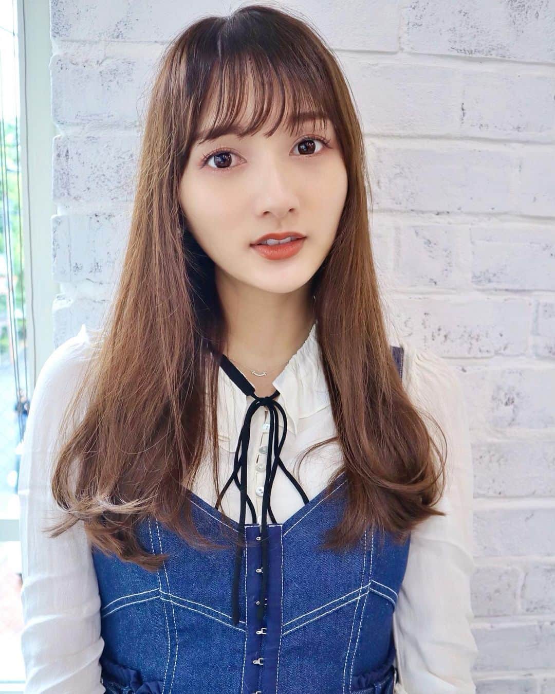 加藤瑠美さんのインスタグラム写真 - (加藤瑠美Instagram)「@tatsukahiroshi さんの元へ💇‍♀️✨ 今回もカラーとトリートメント、カットのフルコースをお願いしました✊ 後ろの毛先を整えていただいて、前髪は少し軽めにしていただいたよ🥺💕 前髪、初めて少し薄めにしてみたけどこれくらいならわたしでもセットできそうで嬉しい💖 ツヤサラで気分最高✨ありがとうございました☺️ . 【#GARDENomotesando】 @tatsukahiroshi 東京都渋谷区神宮前5-2-19 表参道山田ビル2F 03-5468-8686  #newhair#hair#haircolor#haircut#Instabeauty#garden#omotesando#beauty#japanese#ヘアカラー#ヘアカット#ガーデン表参道#表参道#前髪#前髪カット#シースルーバング#動画#ヘアカット動画#앞머리#갈색머리#긴머리#미용실#헤어컬러링#머리스타그램」7月20日 18時04分 - katorubi
