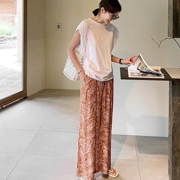 のインスタグラム：「.﻿ "🔍 mbl-20p-095-z﻿ ﻿ —————————﻿ ﻿ Brand: #mayblue﻿ Price:¥4,580﻿ ﻿ ﻿ リーフ柄が夏らしいワイドパンツ🍃﻿ 夏のラフコーデに◎﻿ ﻿  ﻿ ﻿ ハッシュタグのついた商品はこちらのアカウントで紹介させていただきます➡️ #3rdspring﻿ ﻿ 3rd Spring(サードスプリング)は旬な韓国ブランドを一気にチェックできるサイト👖﻿ ﻿ #サースプ#Vネック #ニットカーディガン #プチプラ #プチプラコーデ﻿ #インスタコーデ #今日のコーデ #韓国ファッション #韓国コーデ #オルチャンコーデ﻿ #ママコーデ #シンプルファッション #韓国スタイル #カジュアルコーデ #夏コーデ﻿ #韓国通販 #ママファッション#今日の服 #着回しコーデ #コーディネート #シンプルコーデ #きょコ "#楽ちんコーデ ﻿」