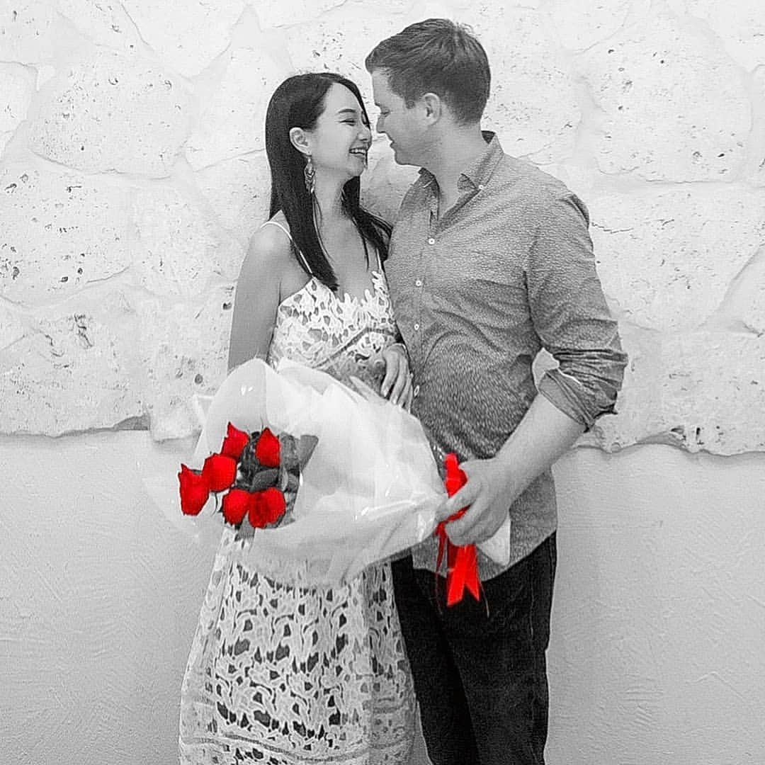 Miyu Toyonagaのインスタグラム：「I said YES💍  〜ご報告〜  私事ではありますが婚約しました。  「一緒にいると安心できる」  彼は温厚で、誰よりも思いやりがあり 常に大丈夫と笑顔で言ってくれる尊敬できる人。  先日、１年記念日にサプライズでプロポーズされました。  本当に予想してなかったので驚きのあまり、涙が止まらず かすかな声でyesという答えにかなり時間かかりました（笑）  私の未熟で至らないところや弱さも認めてくれ、自分らしくいられる最高に頼りになる素敵なパートナーに出会うことができました。  国際結婚は大変な部分も多いと思いますが、 一人の女性としてパートナーとして一生懸命、彼を支え、元気な笑いが絶えない暖かい家庭を作れるよう頑張っていきます。  コロナ時期でもあり入籍や結婚式などはまだ未定です。  二人はまだまだ未熟ではございますが今後とも暖かく見守っていただけると幸いです🙏✨」