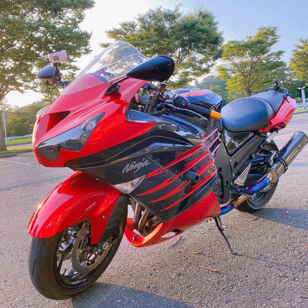 のインスタグラム：「・ ・ つやつやのぴかぴか～✨ 昨日久しぶりにバイクに乗れた'٩꒰｡•◡•｡꒱۶' ・ ・ 写真だとオレンジ色の14Rが赤色に見えてしまう謎…🤔笑 皆さんにはオレンジ色に見えてますか？？😳😳 ・ ・ ・ #バイク #bike #バイク女子 #kawasaki  #zx14r  #ninja #バイクのある生活  #バイクのある風景  #バイク好きな人と繋がりたい #バイク写真部」
