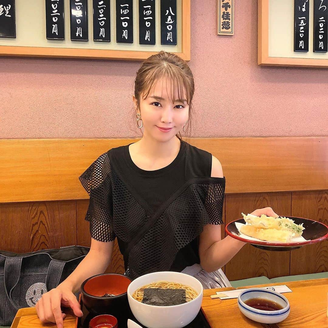 佐野真彩さんのインスタグラム写真 - (佐野真彩Instagram)「1週間スタート🏁﻿ 今週もがんばろう！﻿ ﻿ 先日ランチでお蕎麦を食べました😋﻿ とろろ蕎麦、美味しかったです✨﻿ ﻿ お洋服は、ピアス、トップス、スカート全て﻿ @selectshop.leeen 🌈 ﻿ ﻿ #蕎麦ランチ　#麻布十番グルメ #更科堀井 #スカートコーデ」7月20日 9時27分 - sano.maya