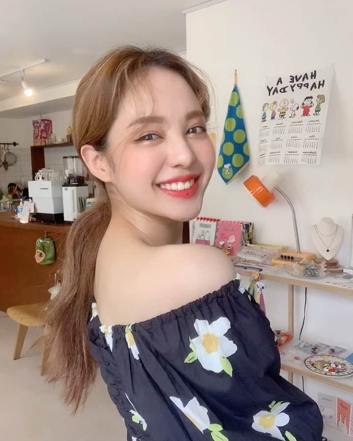 Chuuのインスタグラム：「💛CHUU💛 _ 오프숄더로 더운 여름 시원하게🔥😊」