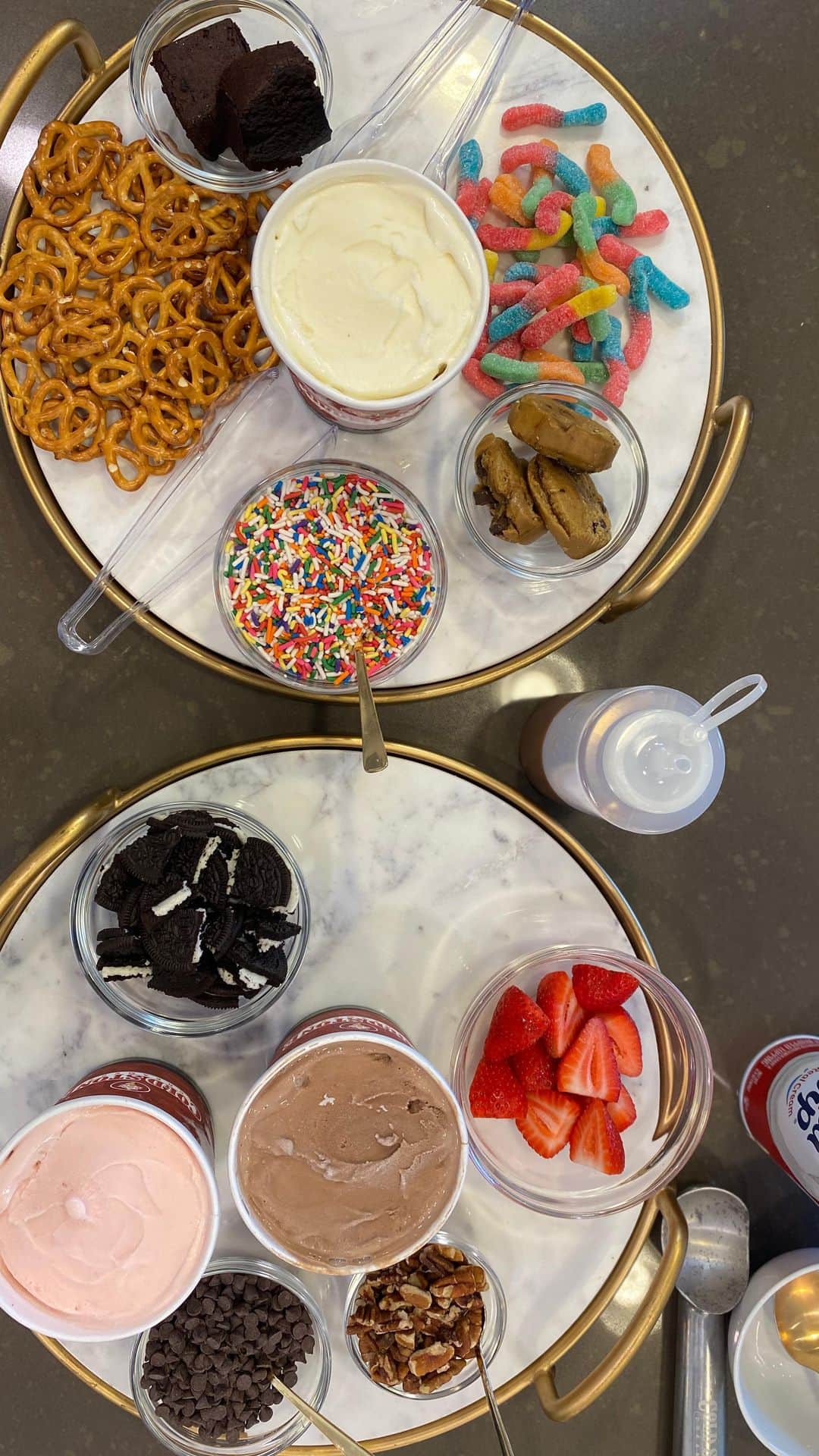 コールド・ストーン・クリーマリーのインスタグラム：「In case you missed it, we went live with Dr. Maya Warren for National Ice Cream Day! Check out how to assemble a chartreaterie board using Cold Stone ice cream and mix-ins you have at home.」