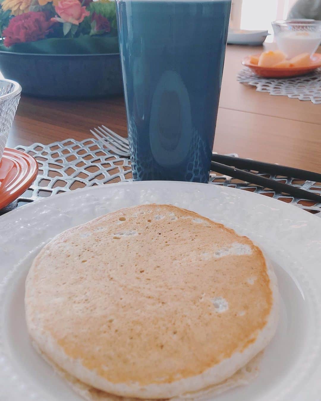 本田朋子さんのインスタグラム写真 - (本田朋子Instagram)「朝食はパンケーキ。 全粒粉の香り豊かで、しっとり食感。 全粒粉だから罪悪感少なめ。 体重調整中の息抜きに♡  #朝食 #いつもはグラノーラとフルーツ #パンケーキで息抜き #最近体重が #キャリアハイ #でも食べたい食べたい #パンケーキミックス #マリールゥ」7月20日 9時51分 - tomoko_honda_official_phonics