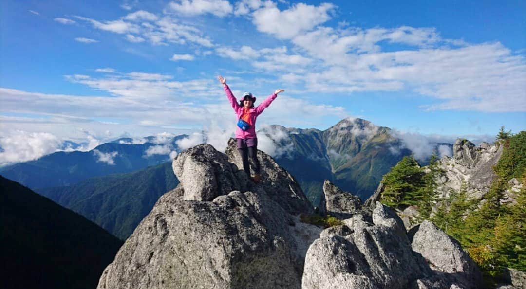 桜花さんのインスタグラム写真 - (桜花Instagram)「おはようございマウンテン🗻🍀  本日もナイスな１日にいたしましょ✨  暑くなりそうです、午後から天気変わりそうなので雨にも注意☔  みなさん体調に気をつけて 今日もよき日になりますように🌷  以前登った鳳凰三山での一枚です✨  #おはようございます  #おはようございマウンテン  #goodmorning #morning  #haveagoodday  #mountains  #mountain #山登り  #山  #鳳凰三山」7月20日 9時58分 - mountainohka