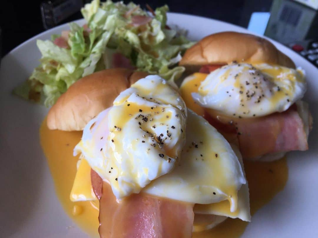 桃華ゆりあのインスタグラム：「今日の朝ごはん🍽 エッグベネディクト🍳🍴  今日も配信するぞー！！！ ハッキリと時間は決まってないけど15時以降かな？👀  遊びに来てね〜💪  #朝ごはん#ハワイ#Hawaii#エッグベネディクト#手作り#手作りご飯 #気持ちのいい朝 #宅トレ#ストレッチ#昼ごはん #lunch#17live #新人 #新人ライバー #疾風 #イベント参加 #上位 #目指してます #🔥🔥🔥」