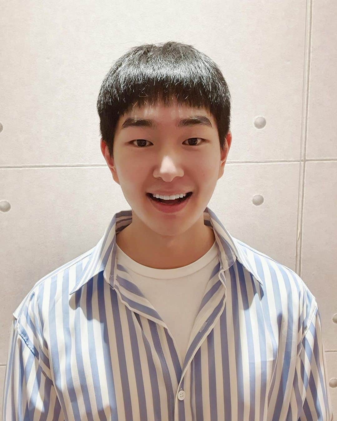 SHINeeのインスタグラム：「. ‪2020 ONEW'S BACK! 🐰‬  ‪おかえりなさい #オンユ ！！‬ ‪これからまた新たに歩き出すオンユ、そしてSHINeeへの応援を引き続きよろしくお願いします。‬  ‪SHINee WORLD Jのみなさんへのメッセージ届きました！‬  ‪#ONEW @dlstmxkakwldrl #SHINee #シャイニー ‬ ‪#ONEWisBACK #2020_SHINeeisBACK 💎‬」