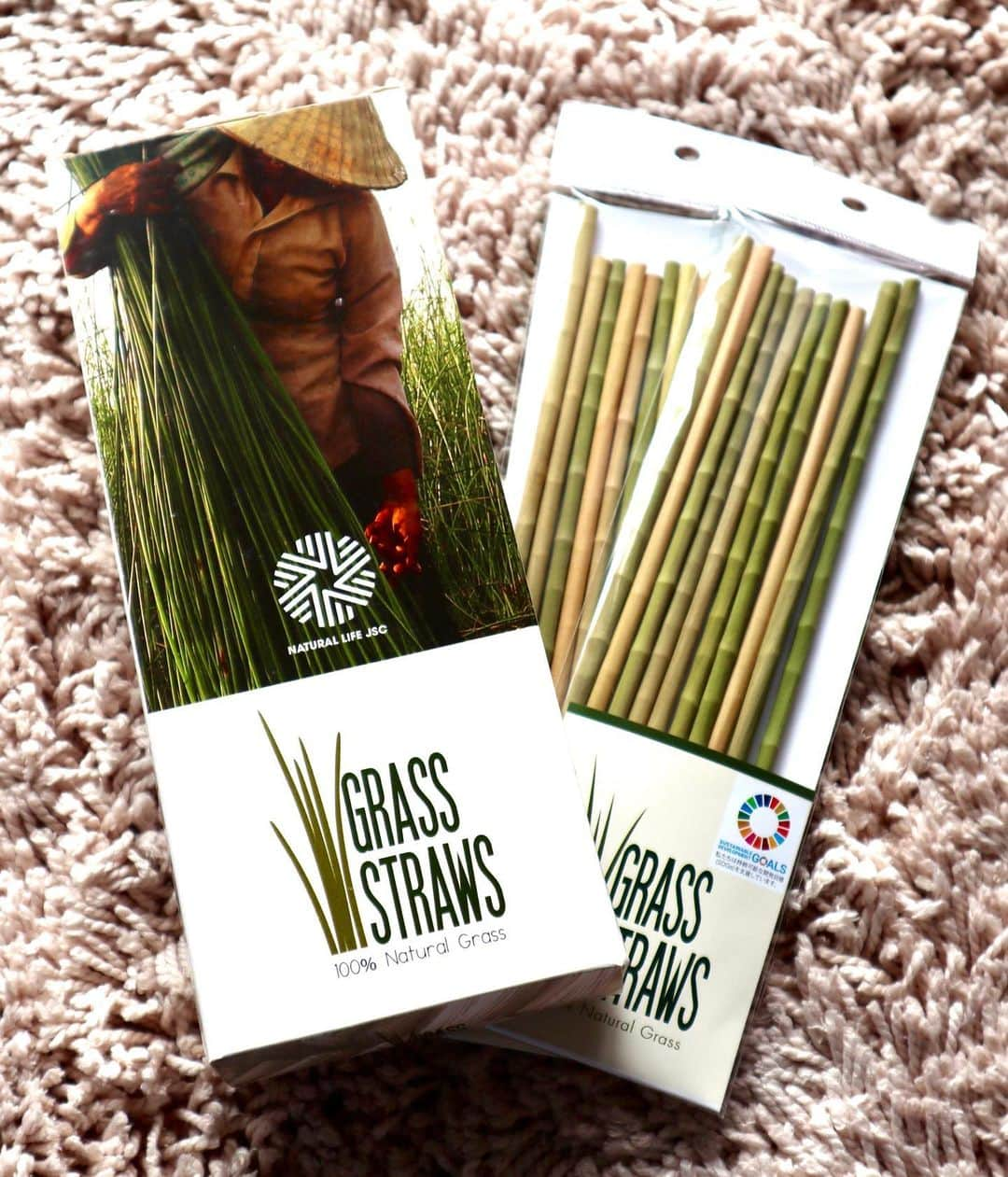 横山みれいさんのインスタグラム写真 - (横山みれいInstagram)「100%天然素材で出来た﻿ 『GRASS STRAWS』﻿ を使ってみたよ🌿﻿ ﻿ ﻿ 脱プラスティックの中、﻿ 100%の天然素材で出来ている『GRASS STRAWS』 ﻿  ﻿ 耐久性にも優れ、自然な風合いで見た目も素敵✨﻿ ﻿ 植物のストローだから、最終的に土に還えるのも環境に優しく、魅力的😊💕﻿ ﻿ 使用感は、植物で出来ているけど、独特の青臭さもなく、無味無臭☝️﻿ 更に、紙ストローのように、ふやけてふにゃふにゃになったり、唇にくっついたりすることもありません🥳﻿ ﻿ 100%天然素材にも関わらず、使用感はプラスチックのストローと変わらず、不快感ゼロでした🥰﻿  ﻿  ﻿ 普段使いにも、ホームパーティーにもオススメ😊✨﻿ 飲食店でも、積極的に使われるようになったらいいな♩﻿ ﻿ ﻿ #グラスストロー #ノベルティ #お洒落 #天然素材 #オーガニック #ナチュラル #環境配慮型 #grassstraw #pr」7月20日 10時13分 - mireichan66