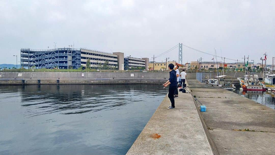 関西LIFE－homelife－さんのインスタグラム写真 - (関西LIFE－homelife－Instagram)「【兵庫県・神戸市】 景色のきれいな漁港【垂水漁港】 水深があり多種多様なお魚が釣れる漁港。 景色が良く夜景もキレイ(*^^*) まったりしたい時に最適なスポットです！ . . @homelife_local では #homelife_兵庫 では兵庫のいいところを紹介していきます。みなさんの大好きな兵庫を教えてください。 . . #垂水漁港 #漁港 #港 #海 #垂水 #魚 #垂水区 #神戸市 #釣り #釣りスポット ＃フィッシング ＃魚釣り  #釣り場 #人気スポット #楽しい #神戸観光 #神戸レジャー #神戸人気スポット #兵庫レジャー #兵庫巡り #兵庫旅行 #兵庫観光 #兵庫旅 #そうだ兵庫行こう #観光 #旅行 #兵庫 #japan #japantrip #japantrip2020 #hyogo」7月20日 10時14分 - archihome_local