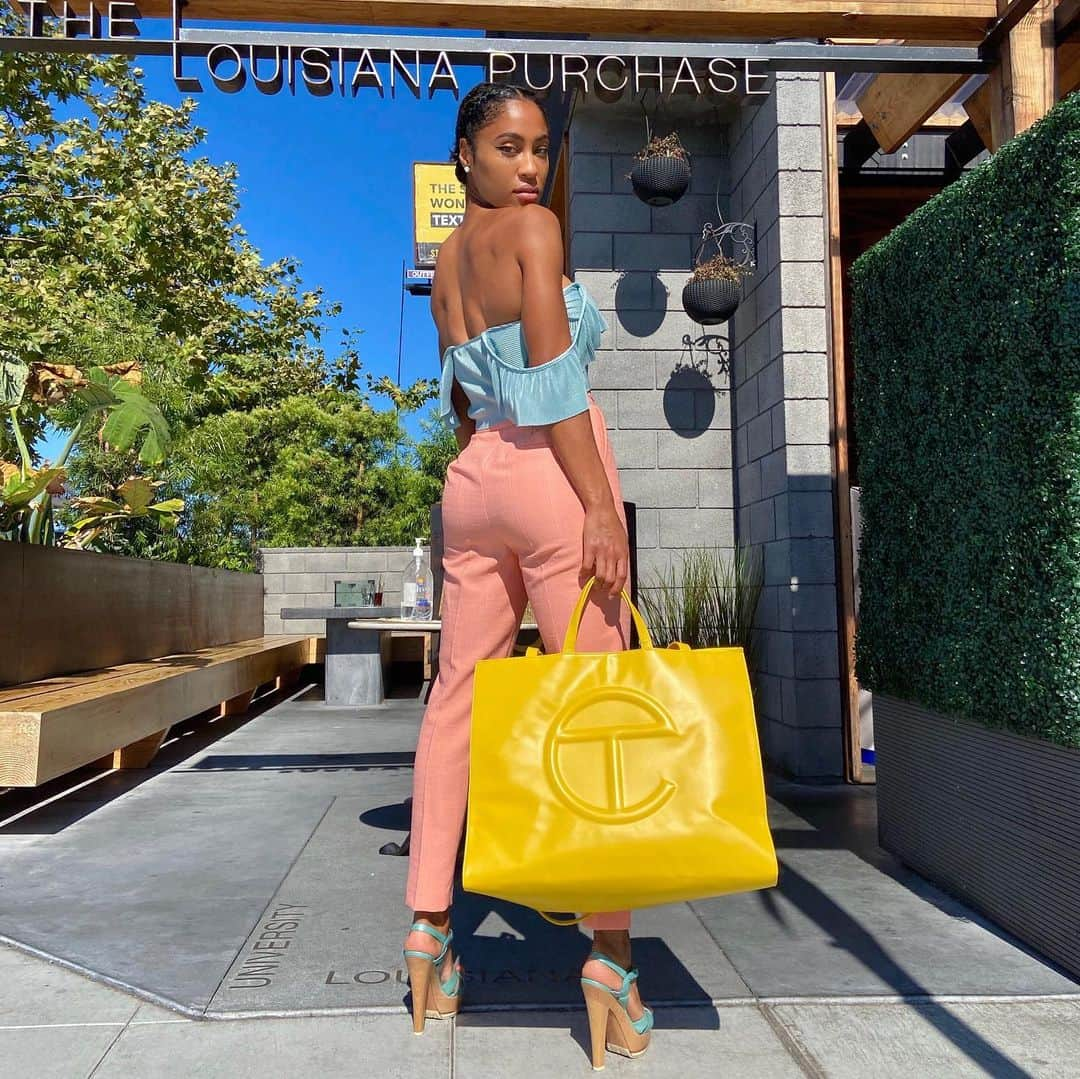 クィーン・ハリソンのインスタグラム：「Secure the BAG 💛  #blackowned #veganleather」