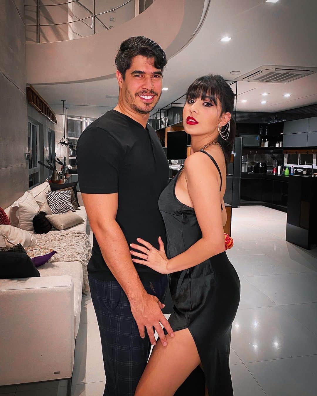 Gabriela Salesのインスタグラム：「Sr e Sra Smith tão diferente kkkk. Parabéns zão!!! Tá coroa, hein? Kkkk 😂❤️」