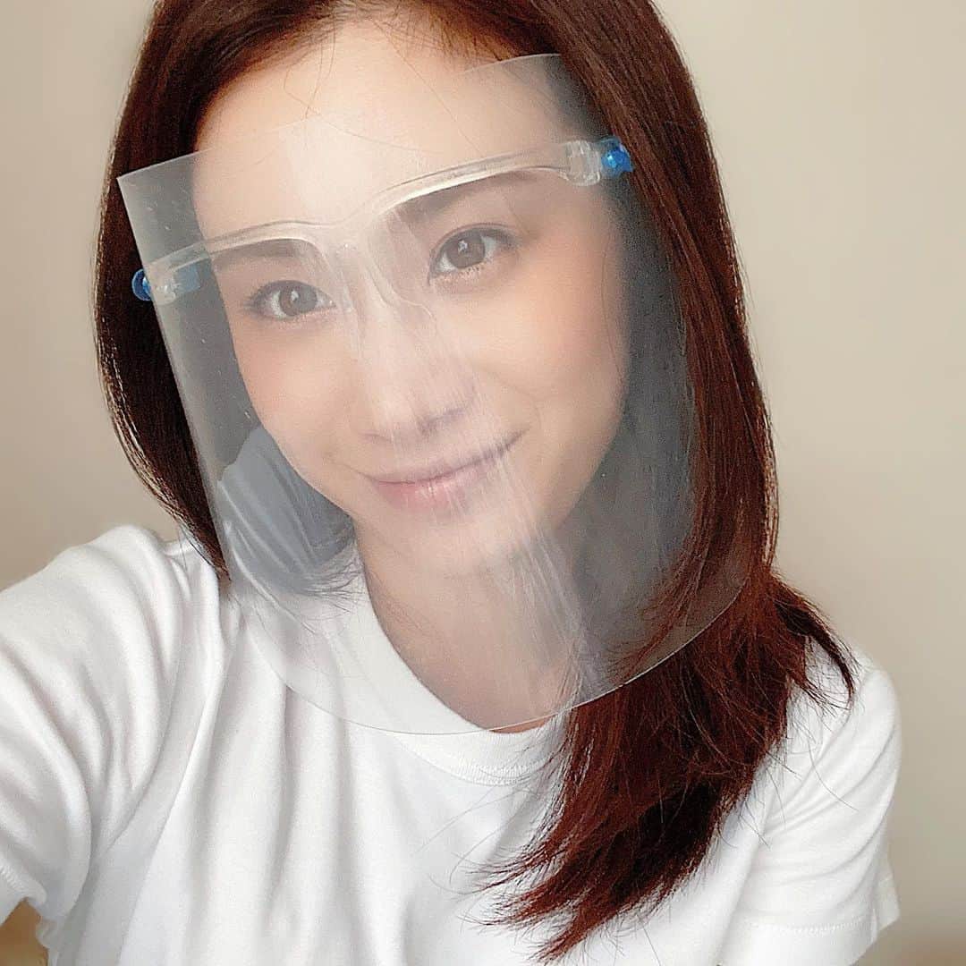 鈴木芳奈のインスタグラム：「お仕事にて。 フェースシールド✨✨ あれ、意外と似合ってる…？😏  #完全なる対策 #曇っててあまり見えない  #マスクよりも呼吸しやすくて楽  #だけど存在感抜群」