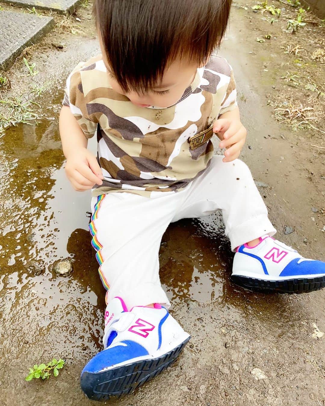 Momoeのインスタグラム：「. .  人生初めて水たまりで転んで この後めっちゃ泣いてた（笑） . . #happy #家事 #育児 #family #家族 #boy #smile #男の子 #息子 #code #love #lucky #kids #子供 #thankyou #宝物 #ベビー #fashion #follow #心 #縁 #パパ #ママ #家族写真 #男の子ママ #赤ちゃん写真 #photo #子育て #1歳 #flower」