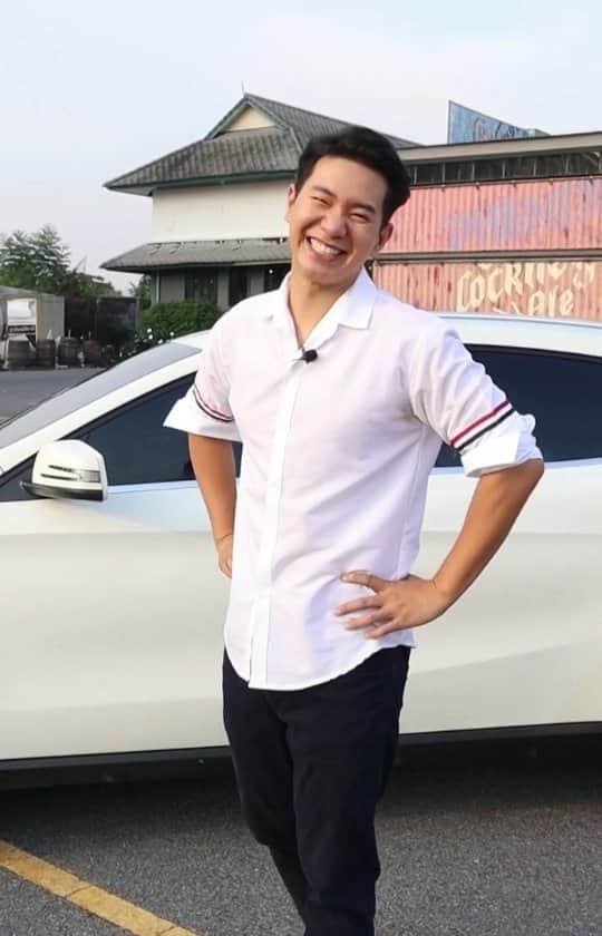 アイス・サランユーのインスタグラム：「คือบางทีลูกก็เอาลดพ่อมาใช้บ้าง จะได้เปลี่ยนเสื้อผ้าในรถได้ แถม รถสว่างแบบที่พ่อชอบ ติดฟลิ์มน้อย ร้อนอีก  แต่ตอนนี้ ลงตัวและ  เจอ #SOKOOLfilm #ฟิล์มเซรามิค #มืดนอกสว่างใน #ลดความร้อนดี @sokoolfilm」