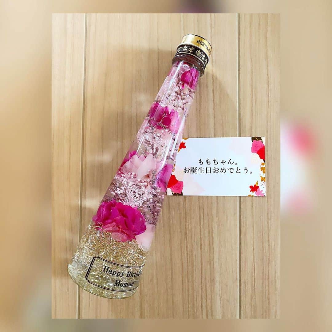 Momoeのインスタグラム：「. .  お兄ちゃんからのお誕生日プレゼント🎁💖💖 お兄ちゃんは毎年7/5ぴったりに 家に送ってくれる...😢✨✨✨ 嬉しい😢✨ 今年も名前入りの可愛いお花🌼 ハーバリウムありがとうございます😭💓💓💓 . . #happy #家事 #育児 #family #家族 #boy #smile #男の子 #息子 #code #love #lucky #kids #子供 #thankyou #宝物 #ベビー #fashion #follow #心 #縁 #パパ #ママ #家族写真 #男の子ママ #赤ちゃん写真 #photo #子育て #1歳 #flower」