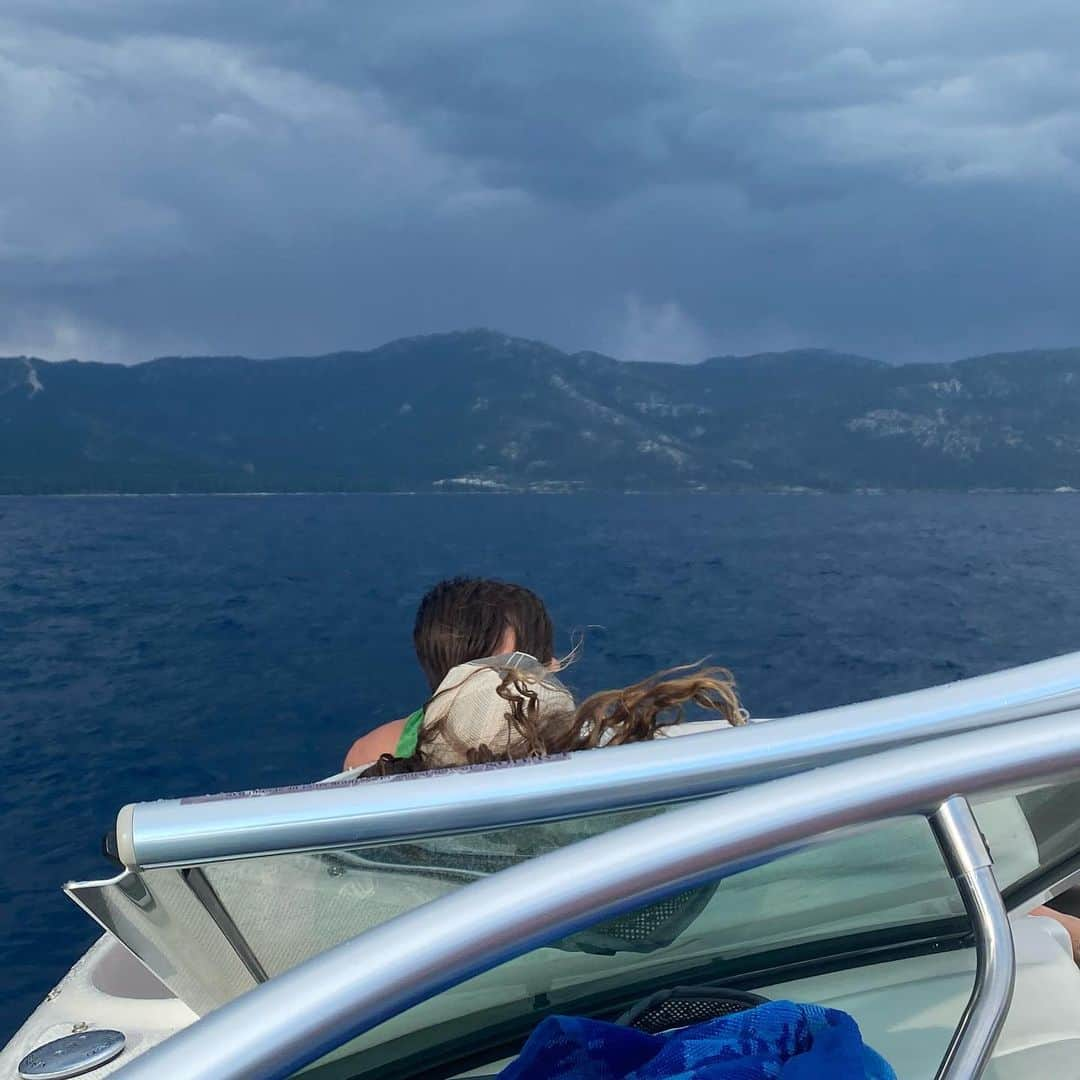 メリッサ・ジョーン・ハートさんのインスタグラム写真 - (メリッサ・ジョーン・ハートInstagram)「15 years of boating on #laketahoe and never before have we had a storm sneak up on us. #FirstTimeForEverything」7月20日 10時44分 - melissajoanhart