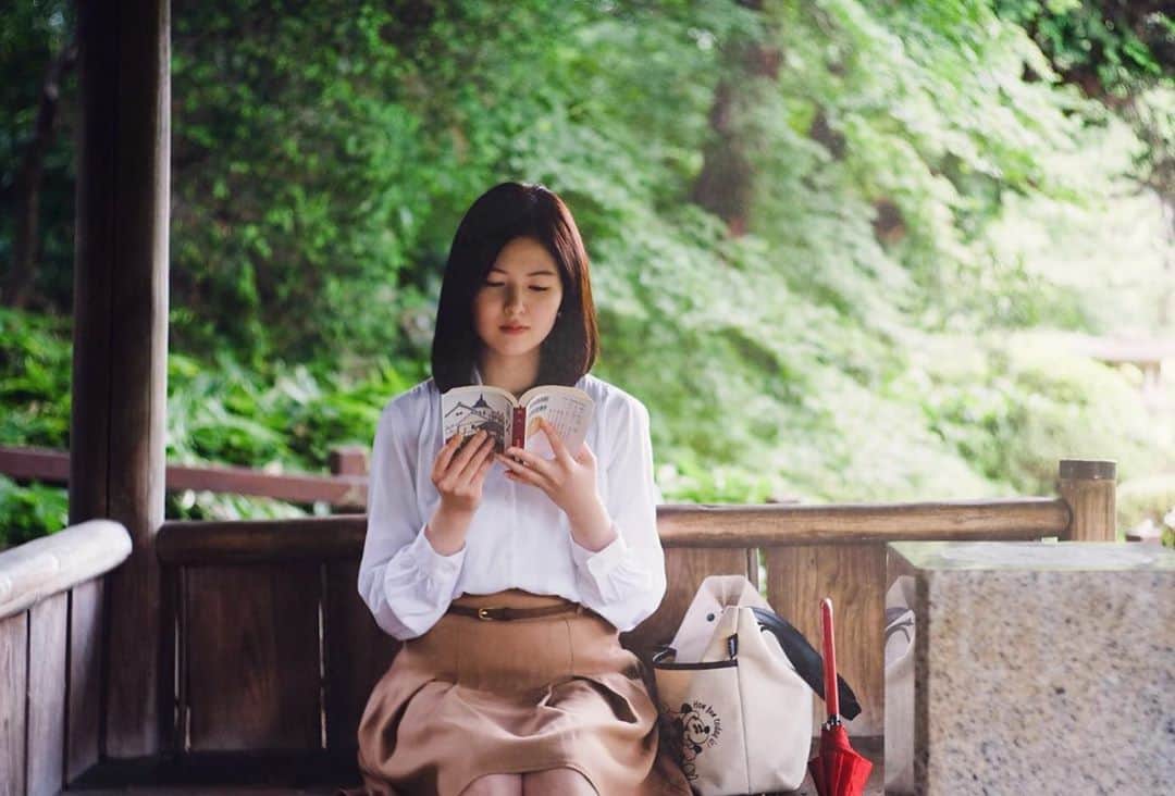 のインスタグラム：「Phot by：@film.byluuvu   #撮影#写真#新宿御苑#梅雨#雨#本#夏目漱石#行人#小説#読書#末永百合恵#shooting#photo#photography#shinjukugyoen#shinjukugyoenpark#rain#rainyseason#book#natsumesoseki#novel#pluie#livre」