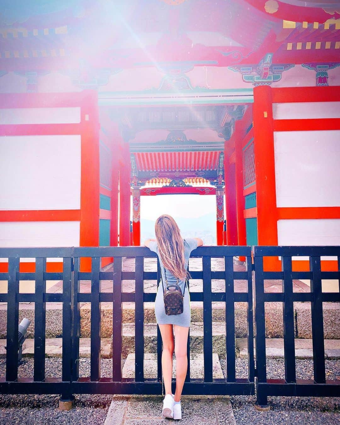 アンジェリカのインスタグラム：「❤︎ . 清水寺に行って去年もここで写真撮ったから今年も ここで撮った🥰🥰 用事の後に、二条城  車折神社  清水寺って回れたから楽しかったンゴ‪‪❤︎‬ また行きたい🧏🏼‍♀️ . ❤︎  #二条城 #清水寺 #車折神社 #前撮り #タイトワンピース #hm #京都 #お寺 #前撮り #あんじぇコーデ #私服 #コーデ」