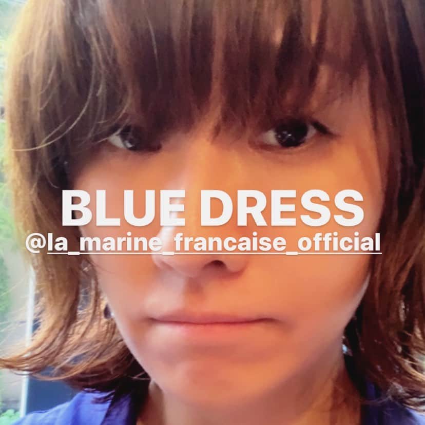 風間ゆみえのインスタグラム：「ブルーのドレス人気なようです。 ドレスが見えない妙な広告みたいね、笑"  ブルーとブラックはあと少しのようです✨😊 本当に着たきりになってしまいそうなほどの着心地の良さと、顔色が映えてとにかくおすすめ @la_marine_francaise_official」