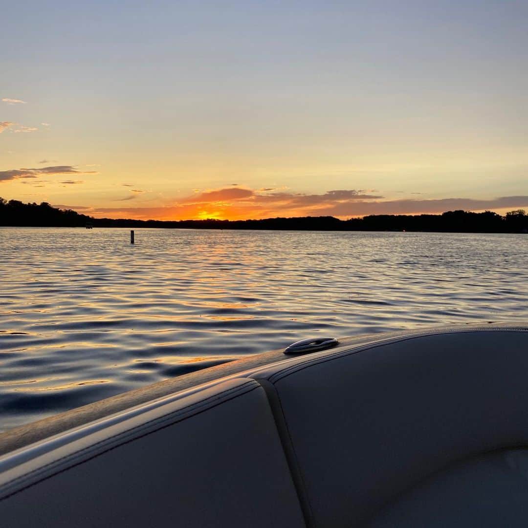 バッバ・ワトソンのインスタグラム：「Nice boat ride on the lake in Minnesota!!」