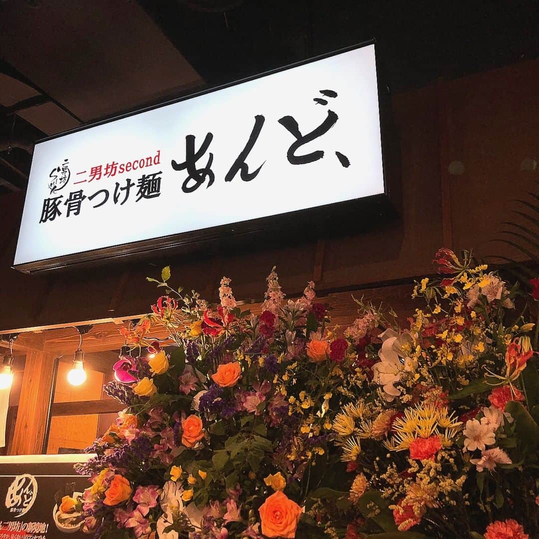 キャナルシティ博多のインスタグラム：「NEW OPEN!✨✨ 二男坊 second 豚骨つけ麺 あんど、(ラーメンスタジアム内) ＿＿＿＿＿＿＿ 本日7/20(月)ラーメンスタジアムに"博多豚骨ど真ん中"のらーめん二男坊のセカンドブランドとして、つけ麺専門店が登場しました❗️ コンセプトである「濃厚、まろやか、臭くない」を受け継ぎ、濃縮された豚骨スープと、配合にこだわり抜いたツルツル、モチモチの極太麺がベストマッチ✨ ＿＿＿＿＿＿＿  久しぶりにラーメンスタジアムに登場するつけ麺！ 先日、一足先にいただいてきました！✨✨ モチモチの麺にスープがよく絡んで、とても美味しくいただきました😆 トッピングも楽しめるようなので、次は好みの組み合わせを見つけに行きたい👍👍 個人的にチャーシューがホロホロでとても美味しかったので、次回はチャーシュー丼も頼もうかな♡と思っています！😆😆 ・ 本日OPENです！ 是非ご来店ください✨✨ ・ #キャナルシティ博多 #キャナルシティ #キャナル #canalcity #福岡 #博多 #天神 #つけ麺 #二男坊second豚骨つけ麺あんど #豚骨つけ麺あんど」