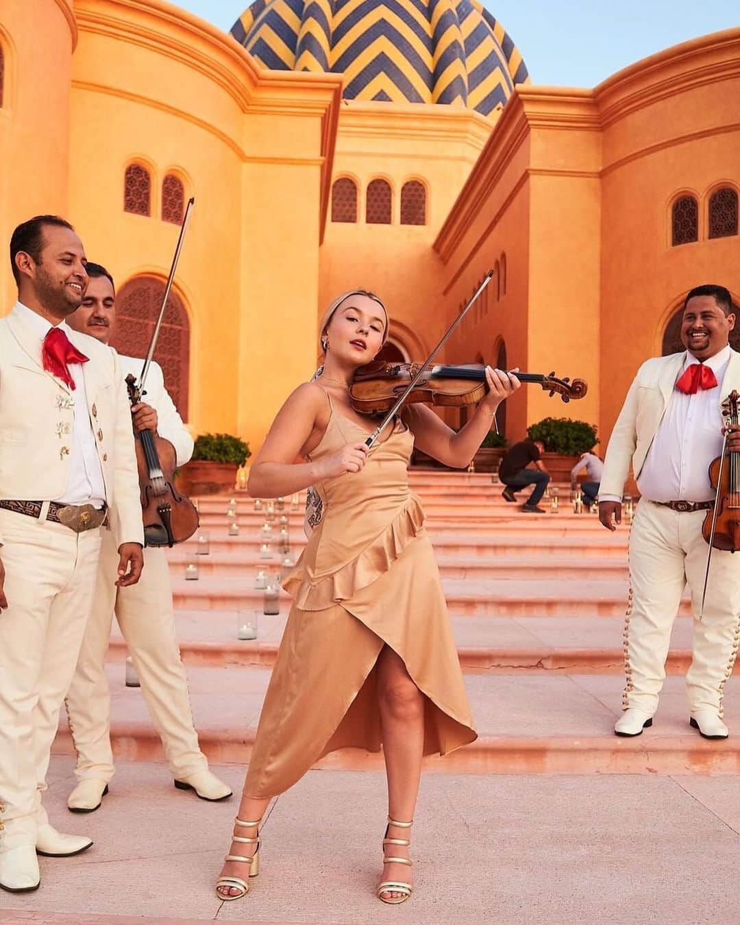 トーリ・ウェブスターのインスタグラム：「BIG DREAMS FOR MY MARIACHI BAND CAREER!!! 🎻🤎🕌」