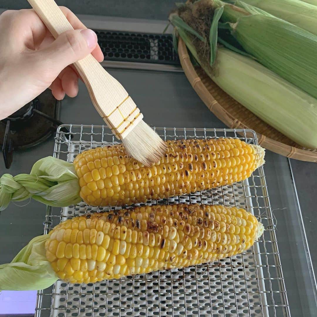 のインスタグラム：「美味しい😋 #🌽 #とうもろこし #焼きとうもろこし#いただきもの #北海道 #instafood」
