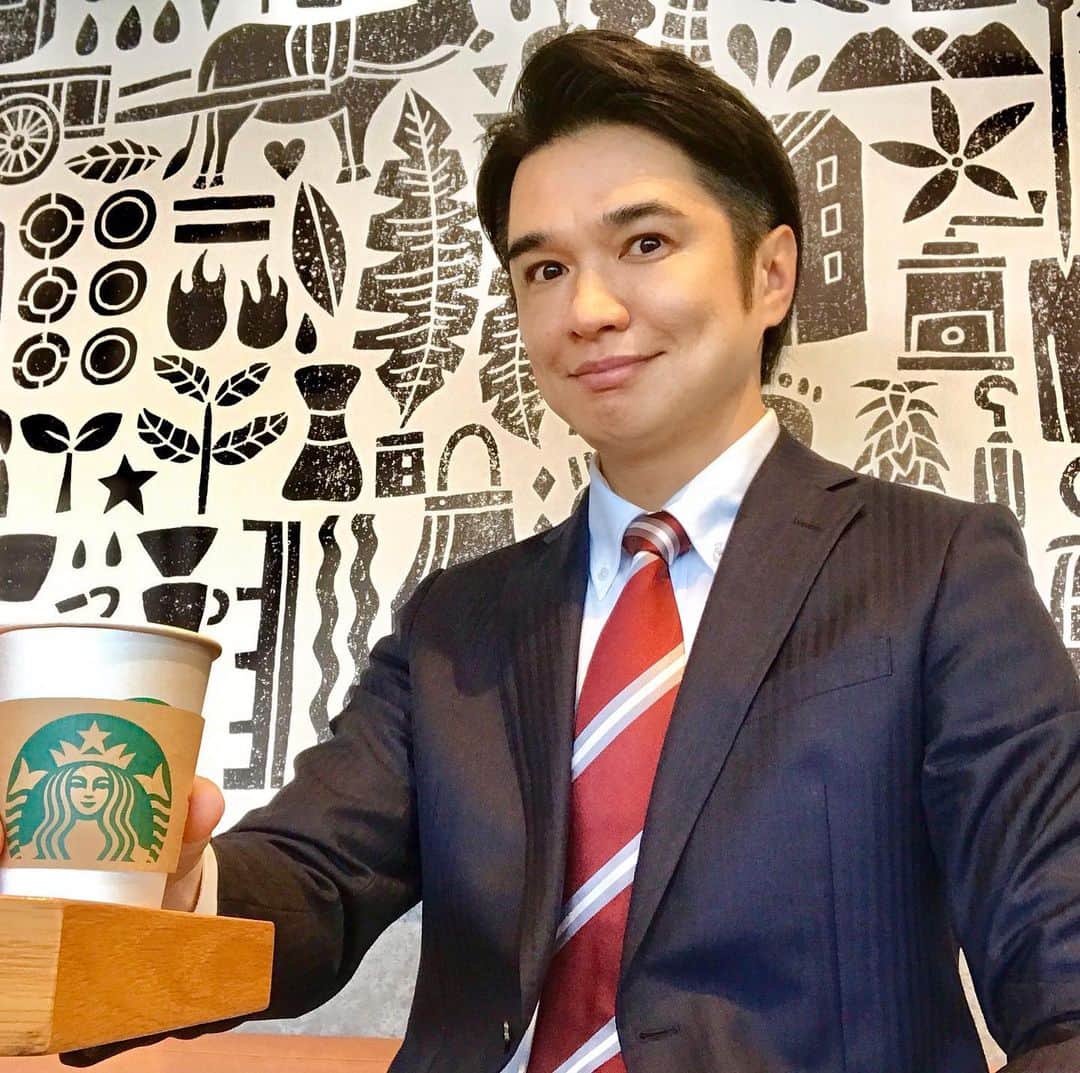 のインスタグラム：「久々にスーツでお仕事。全国スタバ巡りの旅もここ数ヶ月は滞ってます・・今は何より健康第一＆未来へのプランと実行ですね♪ #staypositive #吉崎仁康 #アナウンサー #令和2年後半戦 #staysmile」