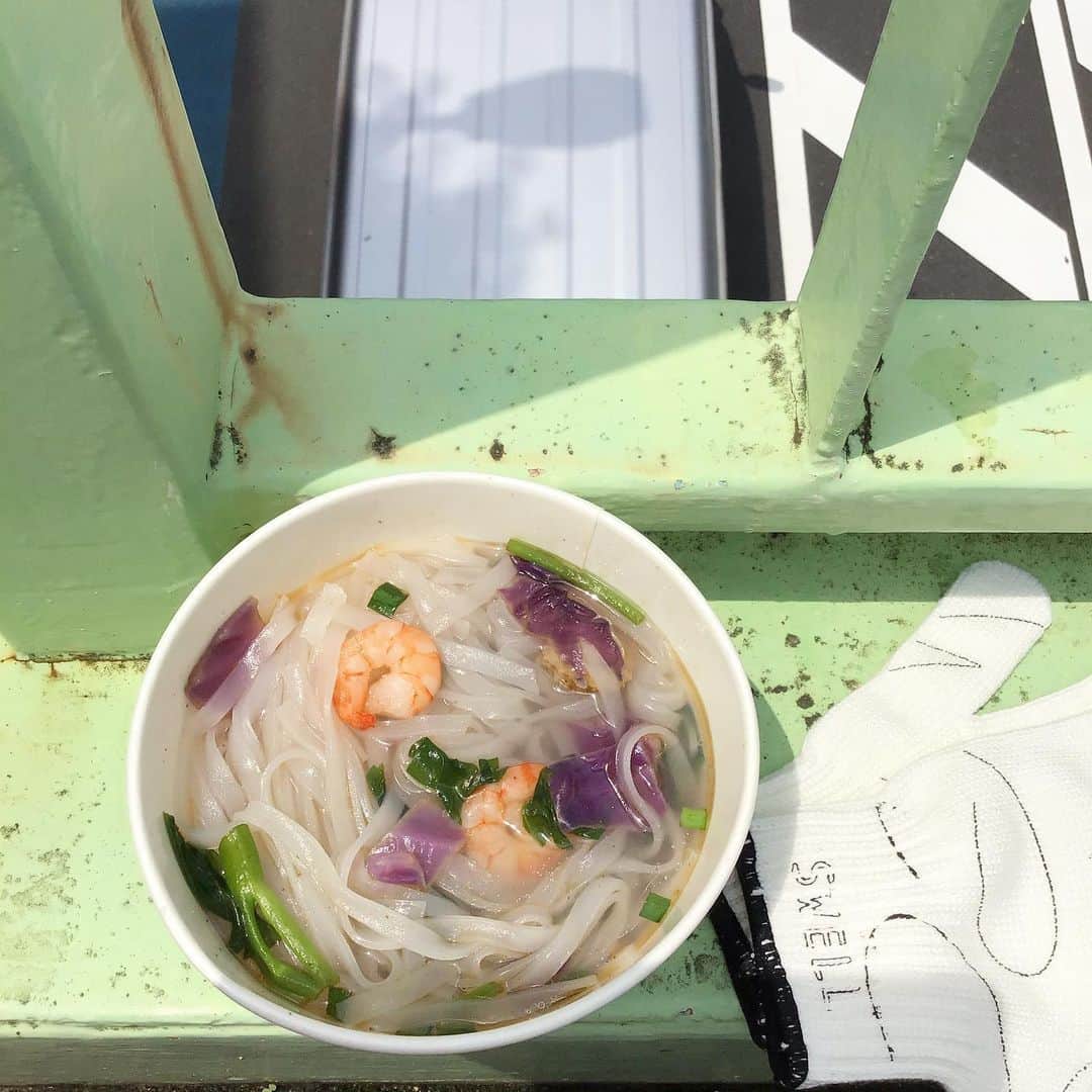 Pho 321 Noodle barのインスタグラム：「きのう　meiji shrineでは 蝉の初聴が、もうすぐ海の日 東京も鹿児島も梅雨明けでしょうか。  今週も　‘for here’ or ‘to go’ ひとつひとつの碗を安全に お届けしたいと思います。  写真は‘海老　浅蜊　帆立のpho’ 昆布ベースのsoupと3種の魚介のお出汁　魚醤が合わさって　やさしいお味塩気の塩梅も良いsoupです。  ご希望の方には　檸檬とシラチャーソース等調味料をお付け致します。 おひとつから　お持ち帰りも出来ます。 熱々ですので　お気に入りのmy bag持参で御来店下さい🤙03-6432-9586  今週も11:30am open 5:30pm last call 6pm closing 中休みなしで開店致します。 local delivery food service’chompy’も11:30amからご注文受付開始致します。  お仕事の合い間のsoup補給に　羽根休めにお立ち寄り下さいませ。  todays recommend:seafood pho w/🍋 (clam shrimp scallop),mini pork rice(lunch set),summer roll 1/2,homemade coconuts pudding and 🍨  swell gunte:tembea tokyo&kyoto   todays opening bgm📻 ‘nu com a minha musica’feat.devendra banhart&rodringo amarante   pho321 スタッフ一同」