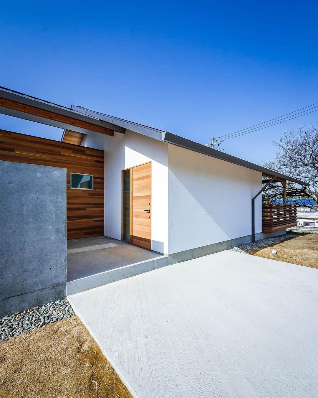 のインスタグラム：「玄関前の物干しと勝手口まわり♪ : ■haus-plum■ 兵庫県神戸市北区有野町 #haus_plum : #暮らし #自然 #一戸建て #住宅 #勝手口 #外観 #生活 #エクステリア #設計 #建築家とつくる家 #外観デザイン #玄関 #梅の木 #神戸 #平家 #建築家 #注文住宅 #家づくり #設計事務所 #architect #architecture #exterior #facade #plum #housedesign #home #instahouse #house #一級建築士事務所haus」