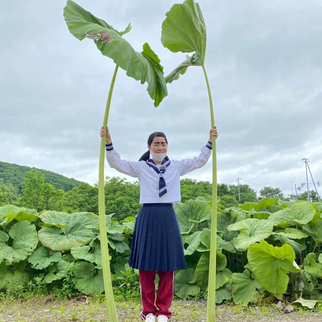 イモトアヤコさんのインスタグラム写真 - (イモトアヤコInstagram)「・ #足寄町 #ラワンぶき #丸ごと一本天ぷら」7月20日 11時29分 - imotodesse