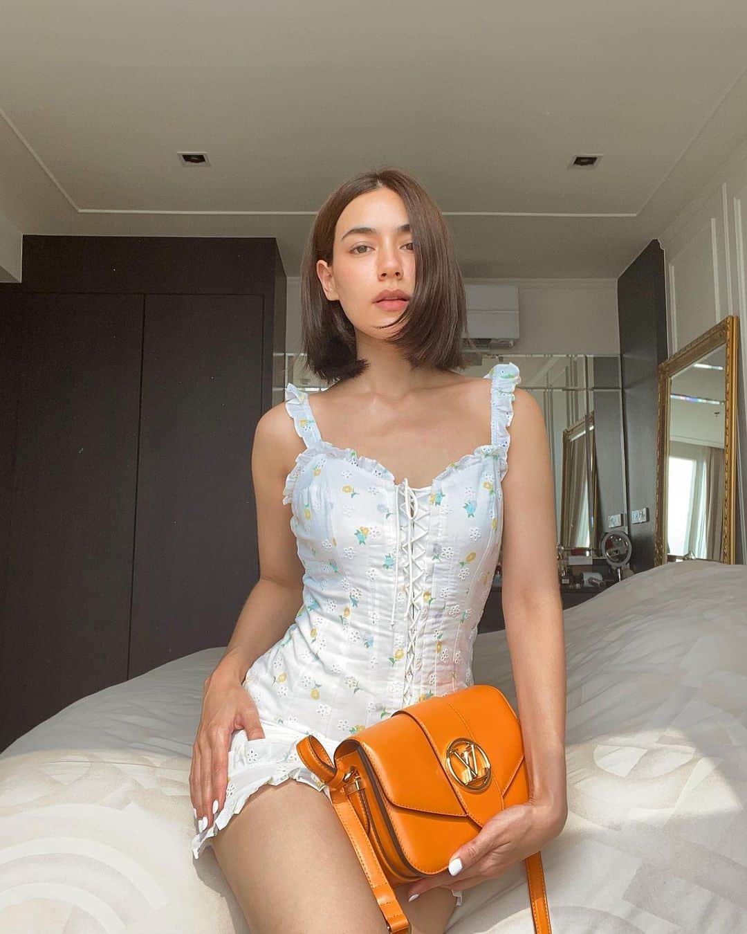 のインスタグラム：「Orange you glad it's Monday! 🧡🧡🧡🧡🧡 @louisvuitton #lvpont9」