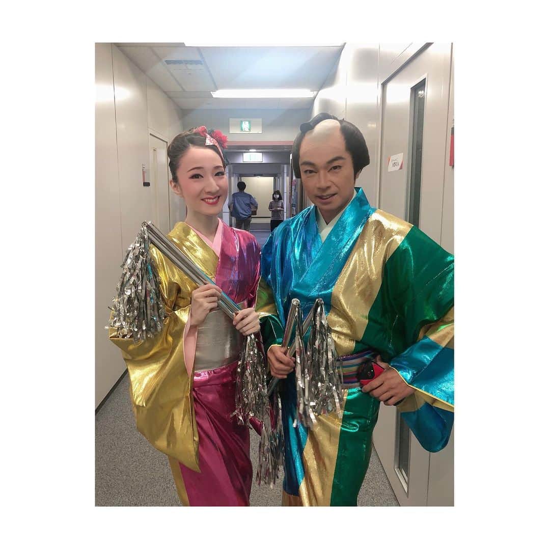 のインスタグラム：「🎼 TBSテレビ「音楽の日2020」 マツケンサンバ 踊らせていただきました👘🎀✨ 見てくださった皆さま、有難うございました😊‼️ . バタバタソワソワしていたら、あっという間に出番が終わっておりましたー😅💦笑 このような状況の中、今回出演させて頂けたこと、本当に幸せに思います🥺💓 関係者の皆様、そしてたくさんフォローして下さいました先輩方、同期、下級生、ダンサーの皆様、たくさんの方々のお力があってこそです🙏✨ 本当にありがとうございました🙇‍♀️🙏✨ . . 📷 ①#キスミーケイト で共演させて頂いた #瀬野和紀 さん ②#89期 #同期 写真♡  ③#女性ダンサー の楽屋 ④見つけたよー！と送られてきた写真♡ わかるかな？笑 . . #TBS #音楽の日2020 #マツケンサンバ #千葉さなえ」