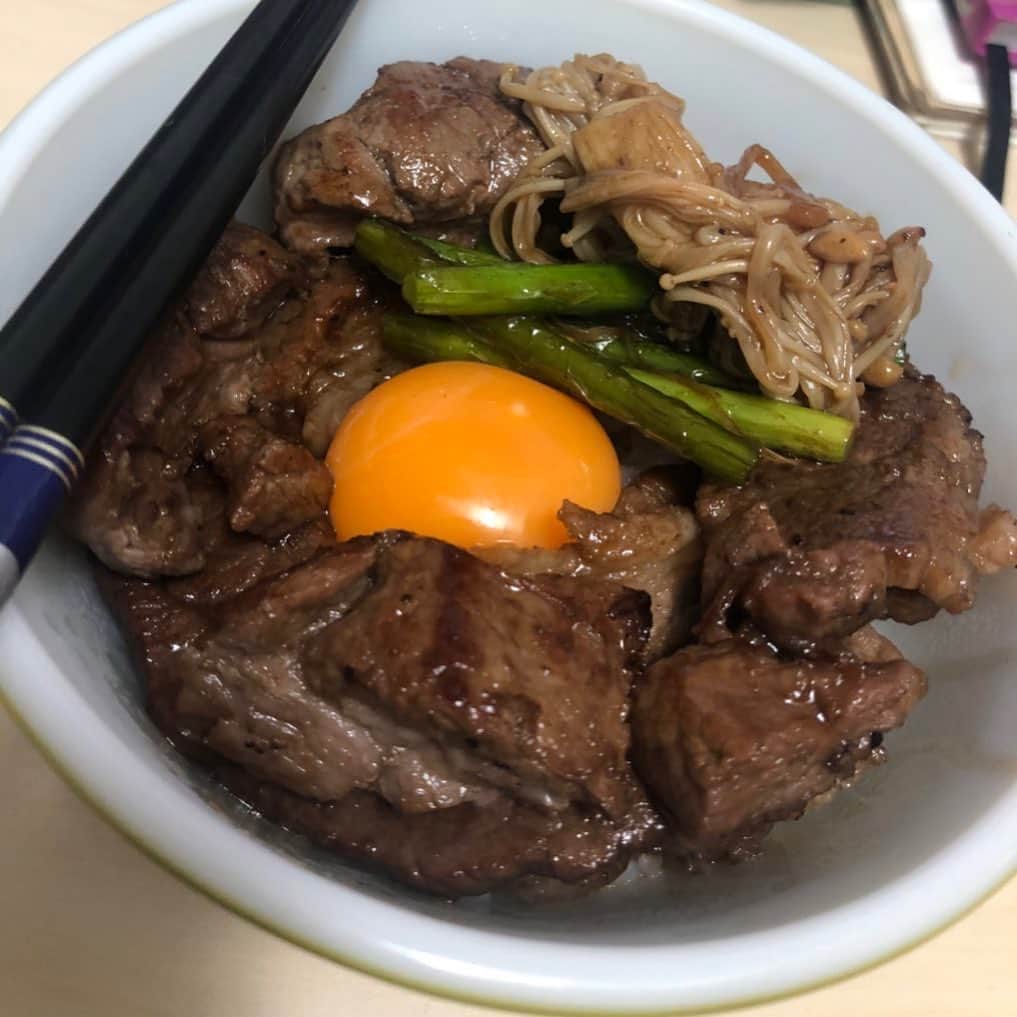 R!Nのインスタグラム：「夏に負けない！ 特製だれで焼いたスタミナ丼！  おひとついかが？😋  #自炊 #丼 #スタミナ丼 #beef #bowl #yummy」