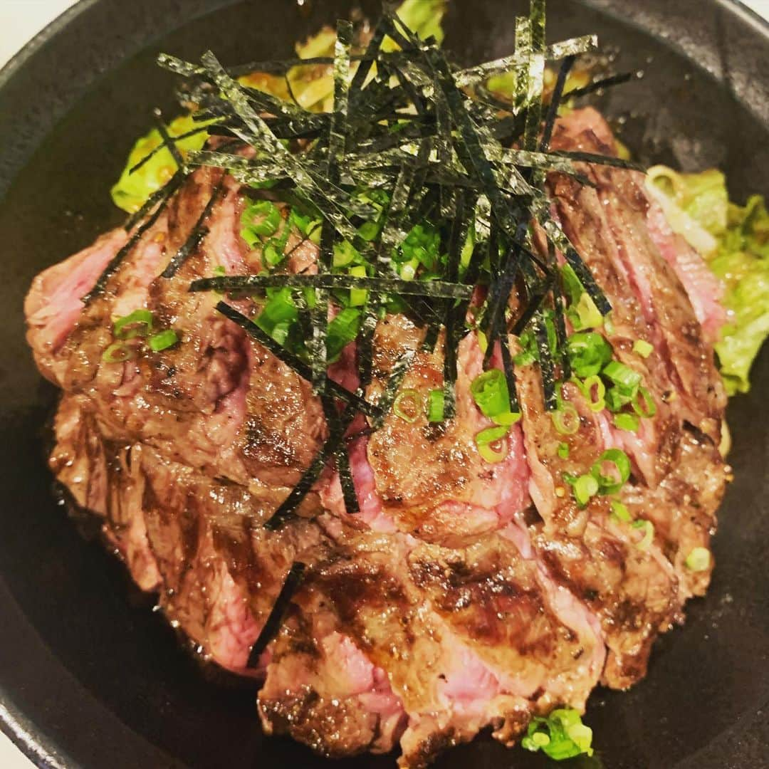 BECOのインスタグラム：「創業当時から変わらない人気メニューの「ハラミステーキ丼」🤤🍴  写真はダブルのサイズになります🏃‍♂️🍀  特製のタレも創業から変わらず手作りしてます✨ 炭火で焼いたハラミとの相性は抜群です🤩🥩  ぜひお越し下さーい♡  #ステーキ食堂BECO京橋#ステーキ食堂BECO#ステーキ#steak#炭火#京橋#大阪#肉食おうぜ」