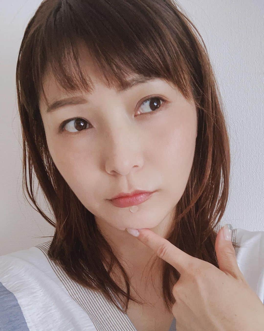 新田恵海さんのインスタグラム写真 - (新田恵海Instagram)「夏のマスクにも慣れている方とはいえ、汗をかく季節には顎まわりが特に荒れがち💦  スキンケア、試行錯誤してます。。🤔」7月20日 11時44分 - tnstagram1210