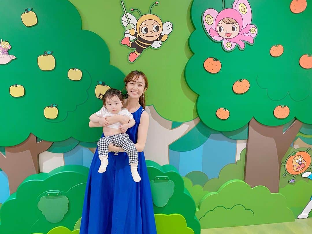 菊井彰子さんのインスタグラム写真 - (菊井彰子Instagram)「散々遊んだ後、結局途中で眠たくなって爆睡💤肝心なアンパンマンショーの時はアンパンマンがいない方向見て笑ってたし🤣キッズパークエリアみたいなところが一箇所あって、それ以外は土足やったのでハイハイ族にはまーだ早かったね😇歩けるようになってからの方が思いっきり楽しめそう♩ 有料スペースはワンフロアで平日の雨凄い日に行ったけれど割と混んでました🙌 さすが不動の人気アンパンマンです👊💜 母はとっても楽しかったです🌻🌈 ・ ・ ・ #アンパンマンミュージアム #アンパンマン #おやばか部  #親バカ  #生後10ヶ月  #女の子ベビー #女の子コーデ #新米ママ #女の子のママ #女の子ママ #10monthsbaby  #赤ちゃんのいる暮らし #赤ちゃんのいる生活 #ままのて #ベビーグラム  #赤ちゃんとママ  #0歳　　#ベビー #親バカ部 #成長記録　#育児記録　#娘　#横浜アンパンマン #コドモノ #ママリ #ベビライフ #ベビメモリ  #ベビスタグラム #ママカメラ #ベビフル」7月20日 11時49分 - yanakiku_kiku