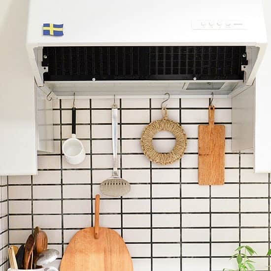 北欧、暮らしの道具店さんのインスタグラム写真 - (北欧、暮らしの道具店Instagram)「そのまま置いても、吊り下げてもかわいい！ キッチンがぐっと素敵になる、人気の「わらの鍋敷き」が入荷です◎ . - - - - - - - - - - - - 天然のわらで作られた、 ぽってり可愛らしいフォルムの 鍋敷きが届きました。  こちらは愛用しているスタッフも多く、 登場するたびにお客様からも たくさんお問い合わせを頂いていたアイテムなんです。  小は直径約16センチと小ぶりな大きさ。 1人でちょっとお茶をする時間のポット置きや、 スープをそのまま小鍋で出す 朝ごはんのシーンにぴったりです◎  シンプルなデザインなので、 和はもちろん洋の食卓にも しっくり馴染んでくれますよ。 . - - - - - - - - - - - - わらの鍋敷き（小・中・大） . ▶︎ プロフィールのリンクから、お値段・サイズなど詳しい情報をご覧いただけます。→@hokuoh_kurashi . #coffee#coffeetime#tea#teatime#kichen#鍋敷き#わら#キッチン#キッチン雑貨#吊り下げ収納#収納#コーヒーポット#ティーポット#おうちじかん#家じかん#シンプル#シンプルライフ#シンプルデザイン#暮らしを楽しむ#日々の暮らし#北欧#暮らし#北欧暮らしの道具店」7月20日 11時50分 - hokuoh_kurashi