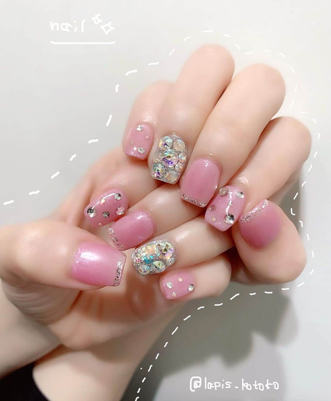 田中れいなさんのインスタグラム写真 - (田中れいなInstagram)「. 3.4ヶ月ぶりにネイルしてきましたぁ💅★* 爪がちゃんとしとったら気分あがるよ🤣. . やりたいデザイン見つけてしまって もうまた行きたい！笑 でもその頃にはまた気持ち変わっとうやろーなぁ💦. . しばらくピンクのキラキラ楽しみます💓💓 *☼*―――――*☼*――――― #ネイル #ジェルネイル #キラキラネイル #ピンクネイル #ストーンネイル #photo #Instagram #instagramjapan #lapis #nail  @lapis_kotoko #れーなネイル」7月20日 11時51分 - tanakareina.lovendor