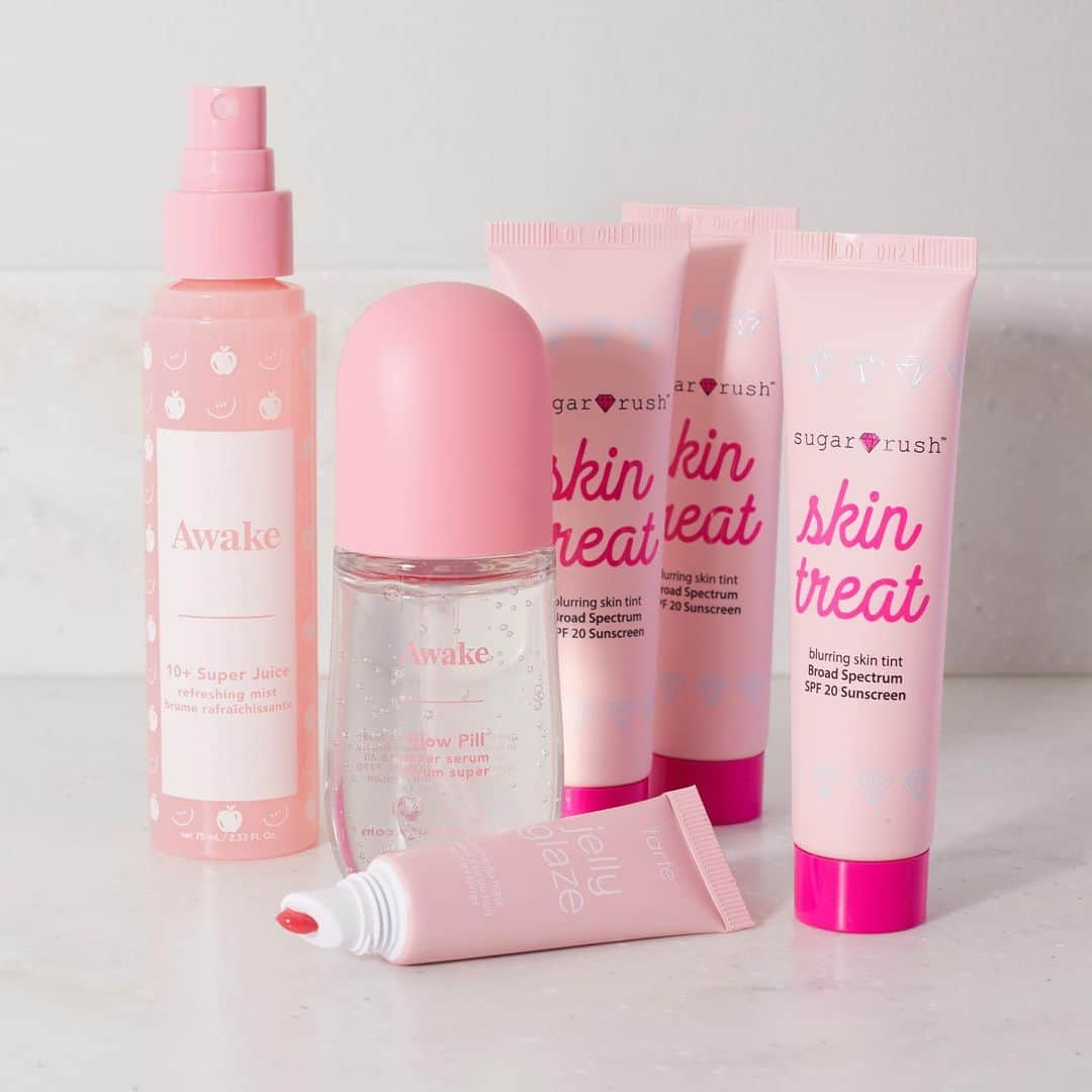 Tarte Cosmeticsさんのインスタグラム写真 - (Tarte CosmeticsInstagram)「#tfw your beauty routine is pretty in pink 💕 💕 @Awakeskin 10+ Super Juice vegan refreshing mist: ultra-fine refreshing mist formulated with 10+ fruit extracts to instantly refresh & help reduce the look of redness & puffiness 💕 @Awakeskin Glow Pill vegan super serum: super blend of vitamins B3 + B5 & Niacinamide smooth, hydrate & give skin a healthy glow 💕 jelly glaze anytime vegan lip mask: non-sticky lip mask with a nourishing hint of color & is formulated WITHOUT petrolatum so you can look good & feel good 💕 @sugarrush skin treat tinted moisturizer: all-in-1 moisturizer, makeup & SPF that helps even out skin tone while helping keep shine under control w/ a natural matte finish #crueltyfree #rethinknatural #awakebeauty #bottledbeautysleep #sugarrush #sugarsquad」7月20日 12時04分 - tartecosmetics
